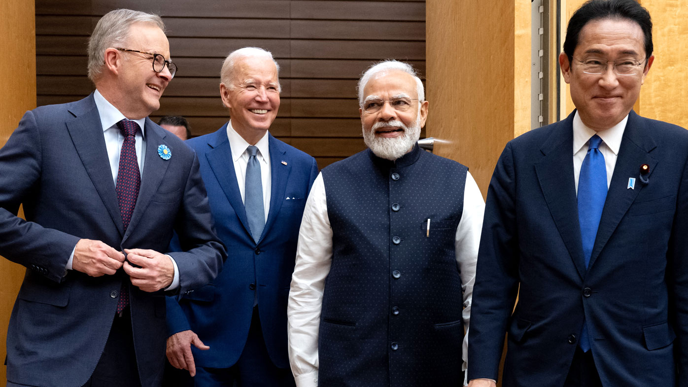 Anthony Albanese camina con el presidente estadounidense Joe Biden, el primer ministro indio Narendra Modi y el primer ministro japonés Fumio Kishida, el anfitrión de la cumbre Quad 2022.