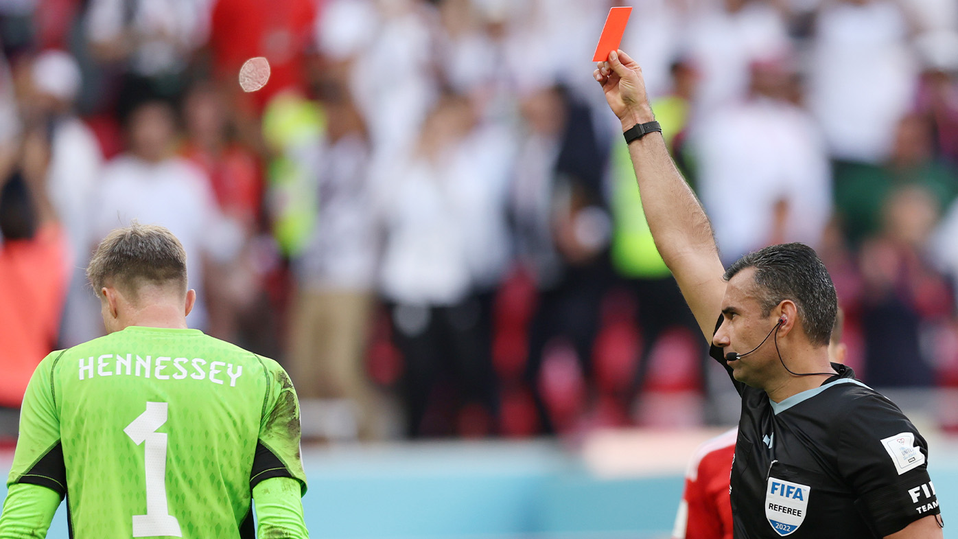 Вратарь получил красную карточку. Красная карточка. Красная карточка в футболе. Вратарь получил красную карточку. Вратарь сборной уэльса.