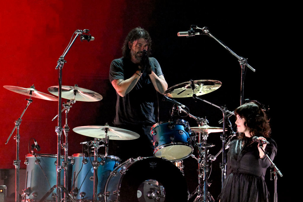 INGLEWOOD, CALIFORNIA - JANUARY 30: Violet Grohl (R) performs onstage with Dave Grohl and Nirvana band members during the FIREAID Benefit Concert for California Fire Relief at The Kia Forum on January 30, 2025 in Inglewood, California.  (Photo by Scott Dudelson/Getty Images for FIREAID)