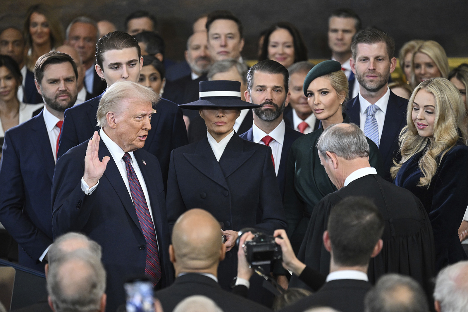 Cantante se queda sosteniendo el micrófono en silencio en la toma de posesión de Trump