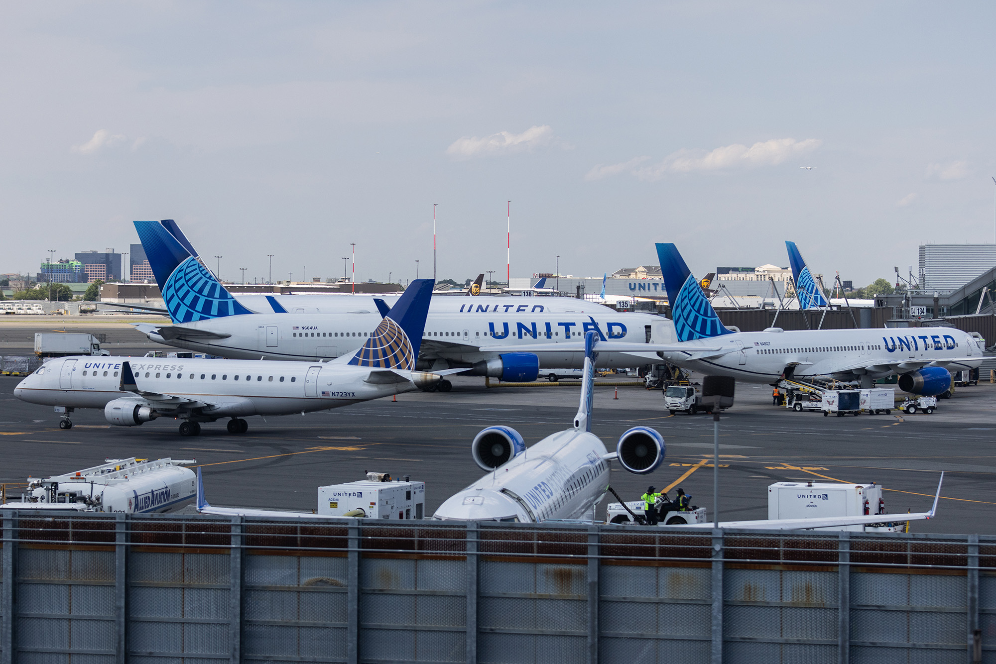 Un pasajero que presuntamente tomó alucinógenos antes de abordar un vuelo de United Airlines en Miami la semana pasada fue arrestado luego de presuntamente agredir a dos miembros de la tripulación del vuelo.