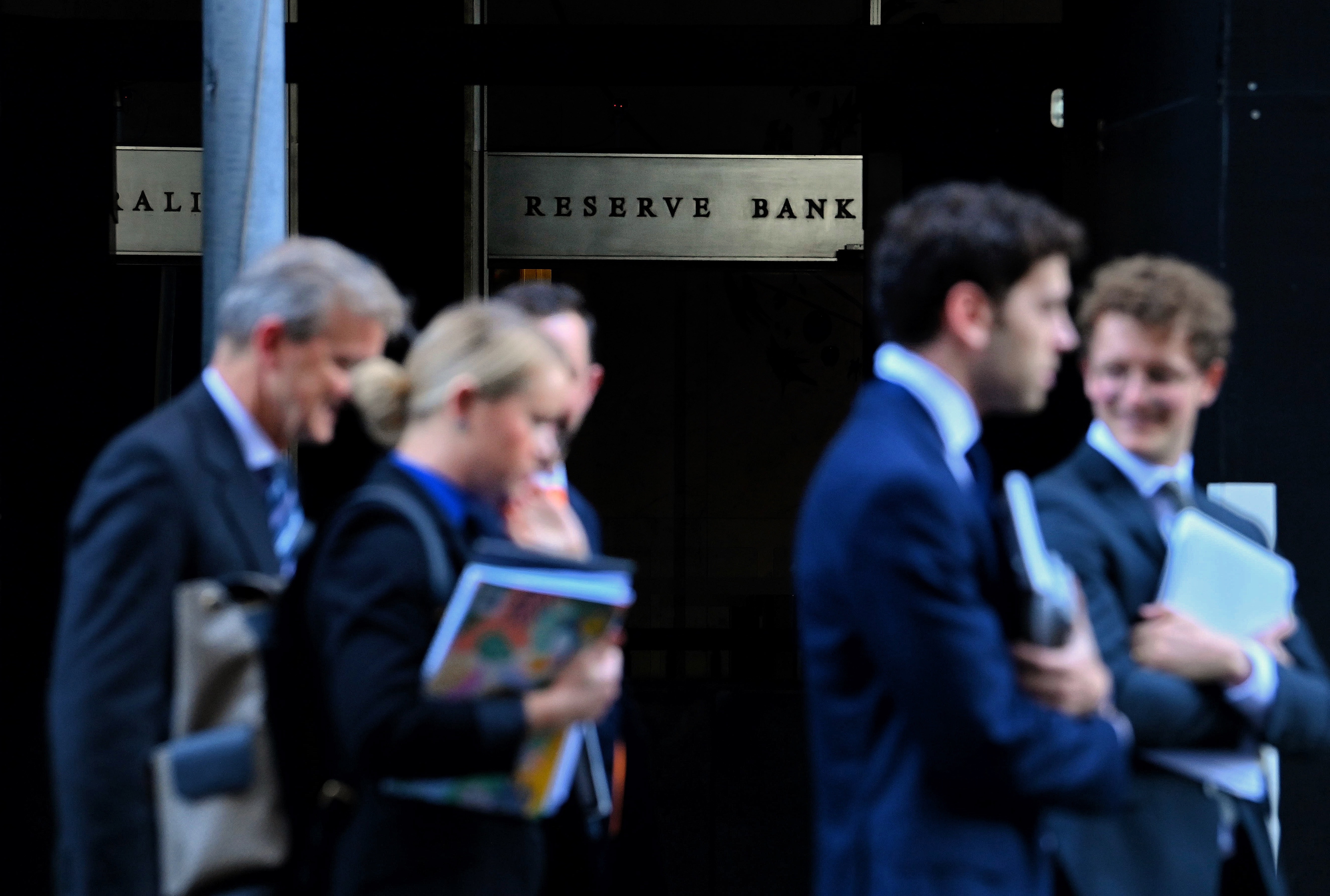 La gente pasa por el Banco de la Reserva de Australia en Martin Place, Sydney.