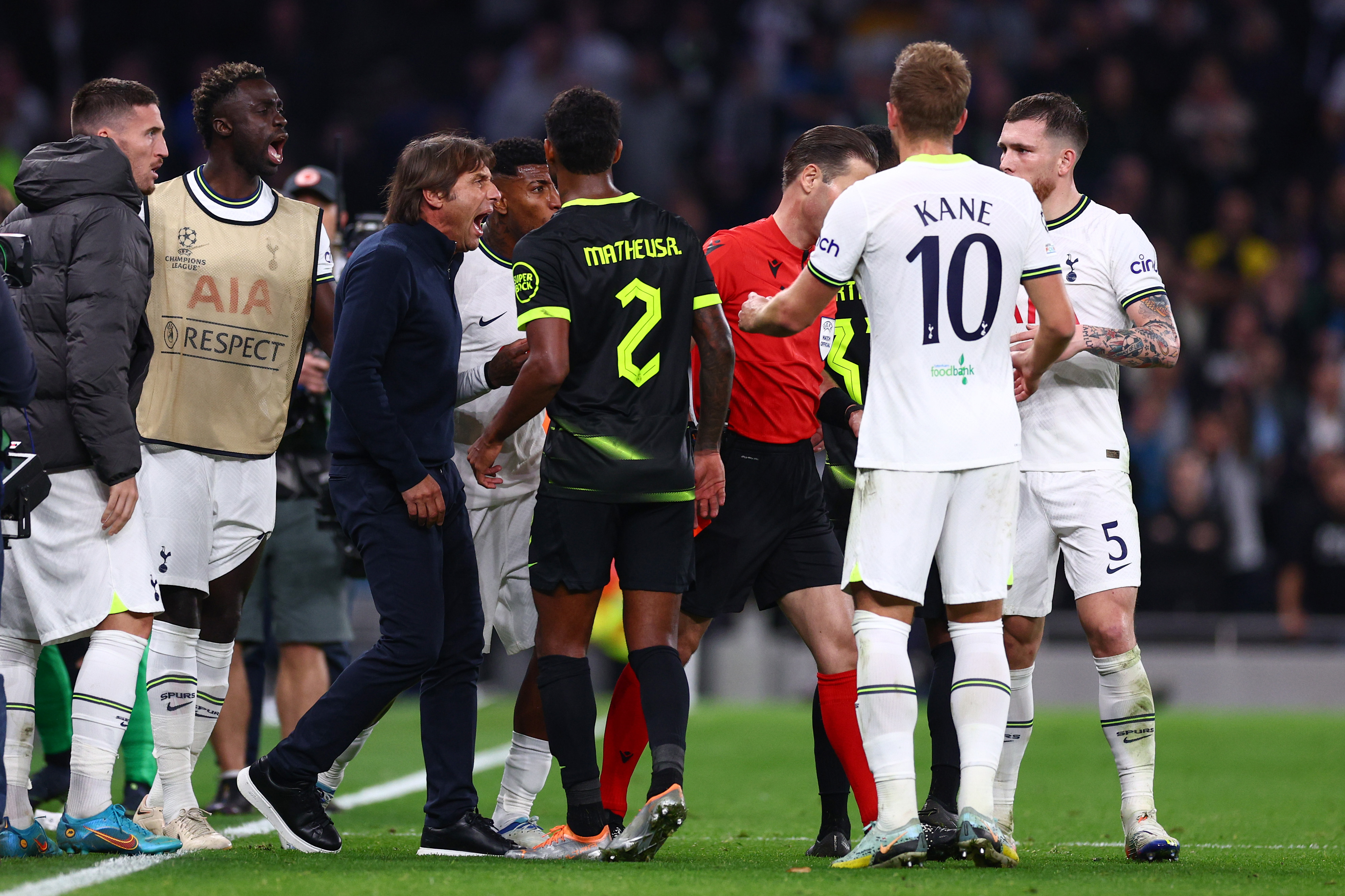 Antonio Conte remonstrates with referee Danny Makkelie.