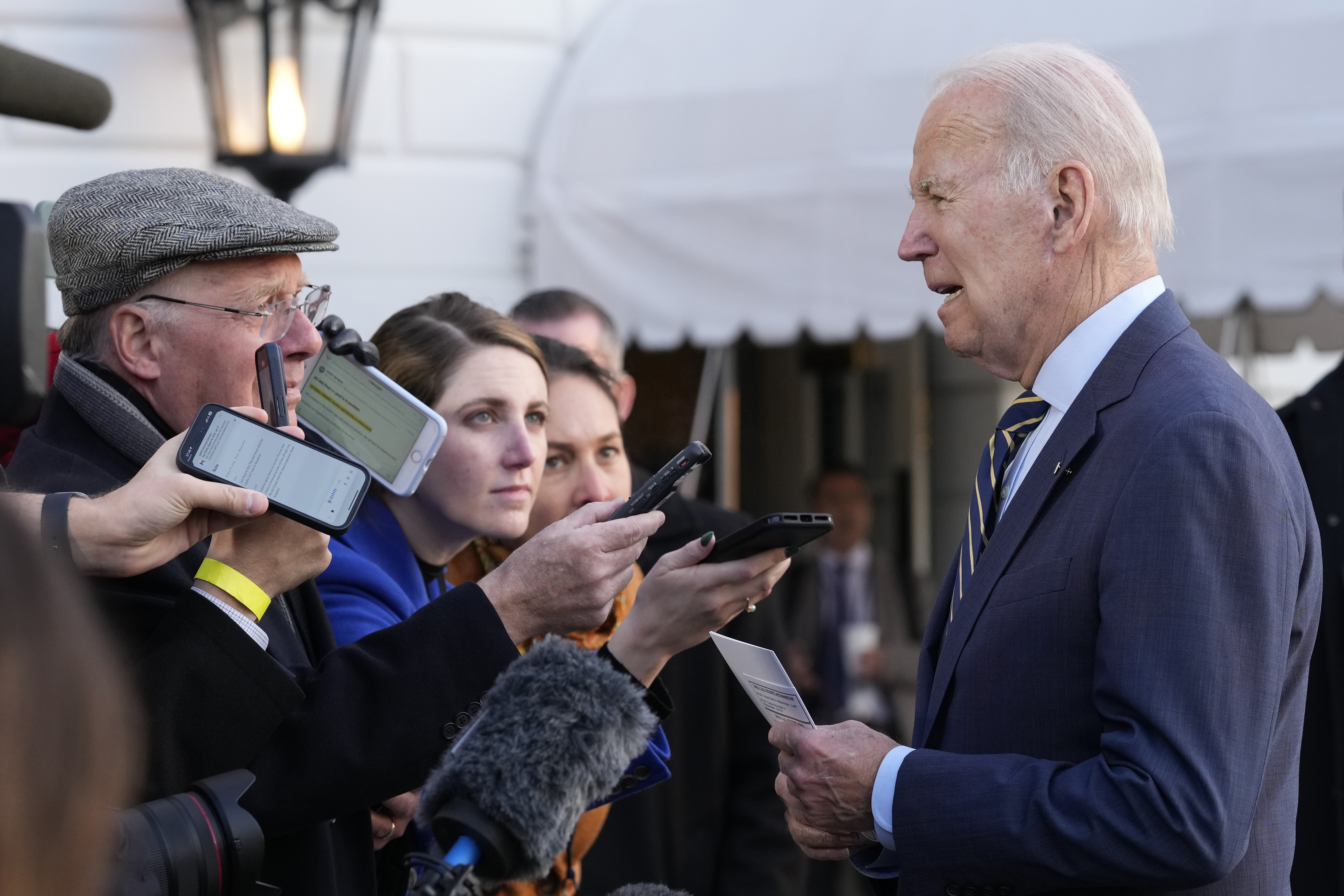 El presidente Joe Biden habla con los periodistas antes de que él y la primera dama Jill Biden aborden el Marine One en el jardín sur de la Casa Blanca en Washington, el miércoles 11 de enero de 2023.