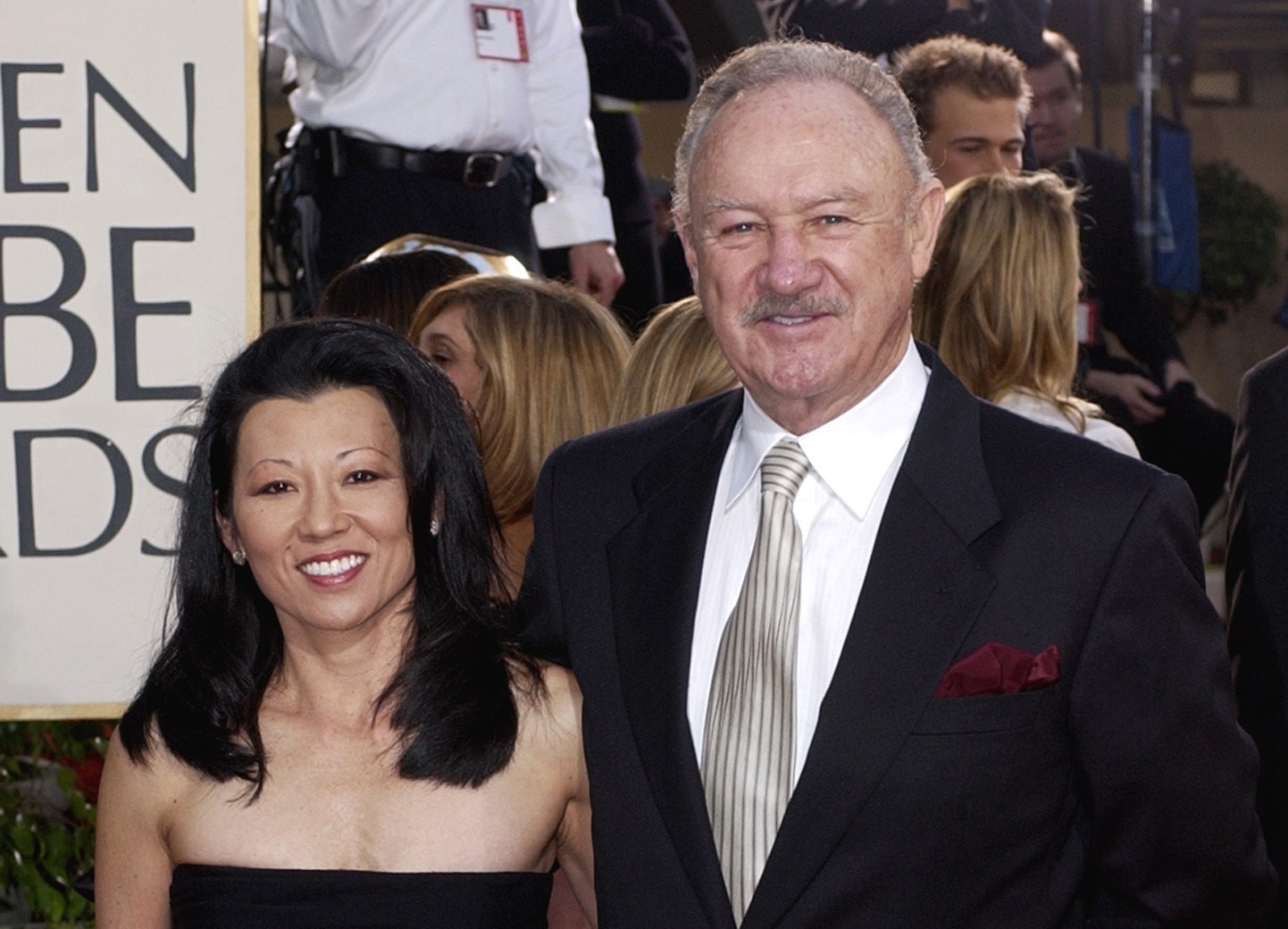 Archivo: el actor Gene Hackman llega con su esposa, Betsy Arakawa, para el 60º Premio Golden Globe Anual en Beverly Hills, California, domingo 19 de enero de 2003. (AP Photo/Mark J. Terrill, Archivo)