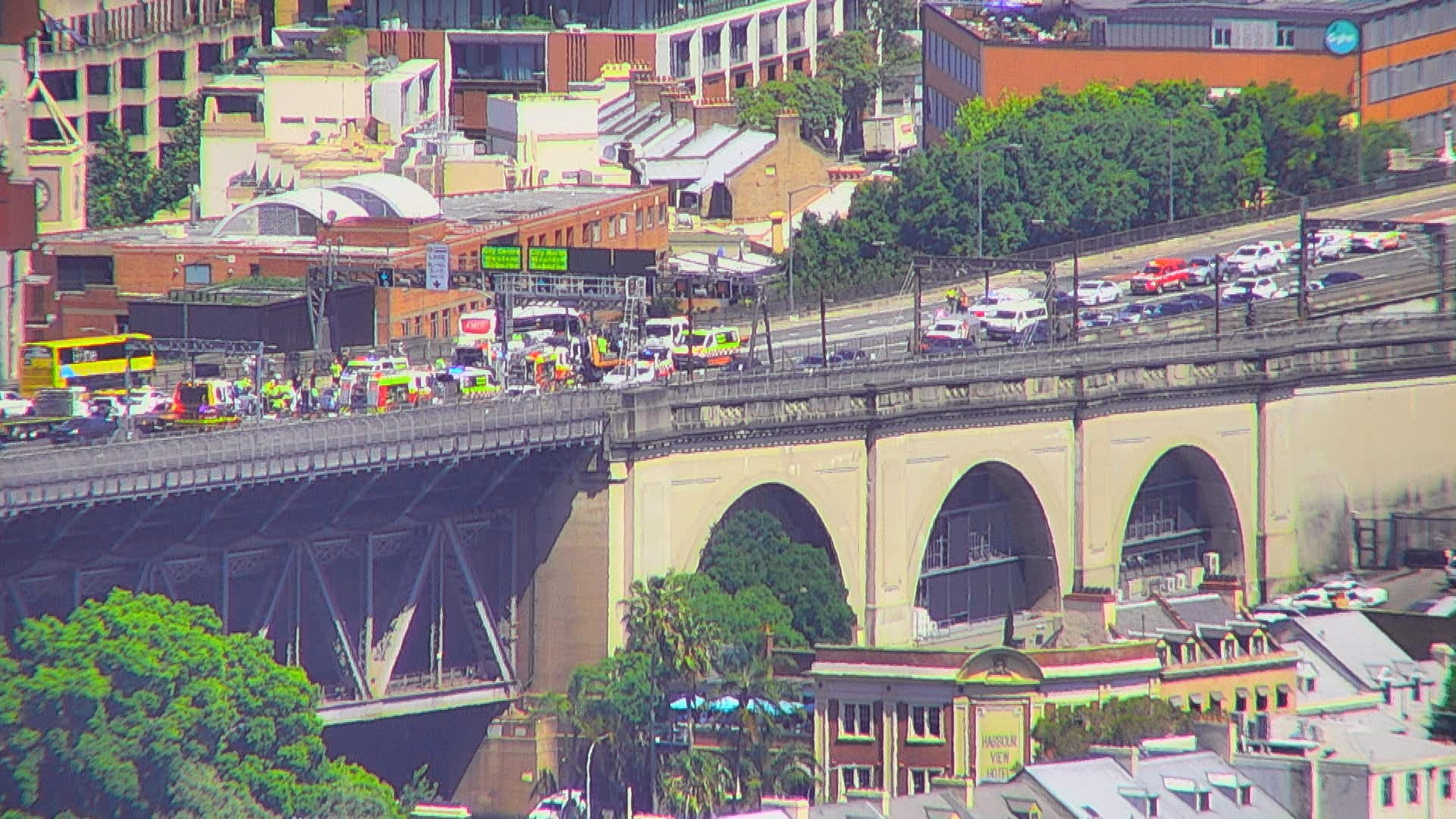 One man has died after ﻿three cars and a bus crashed on Sydney's Harbour Bridge. 