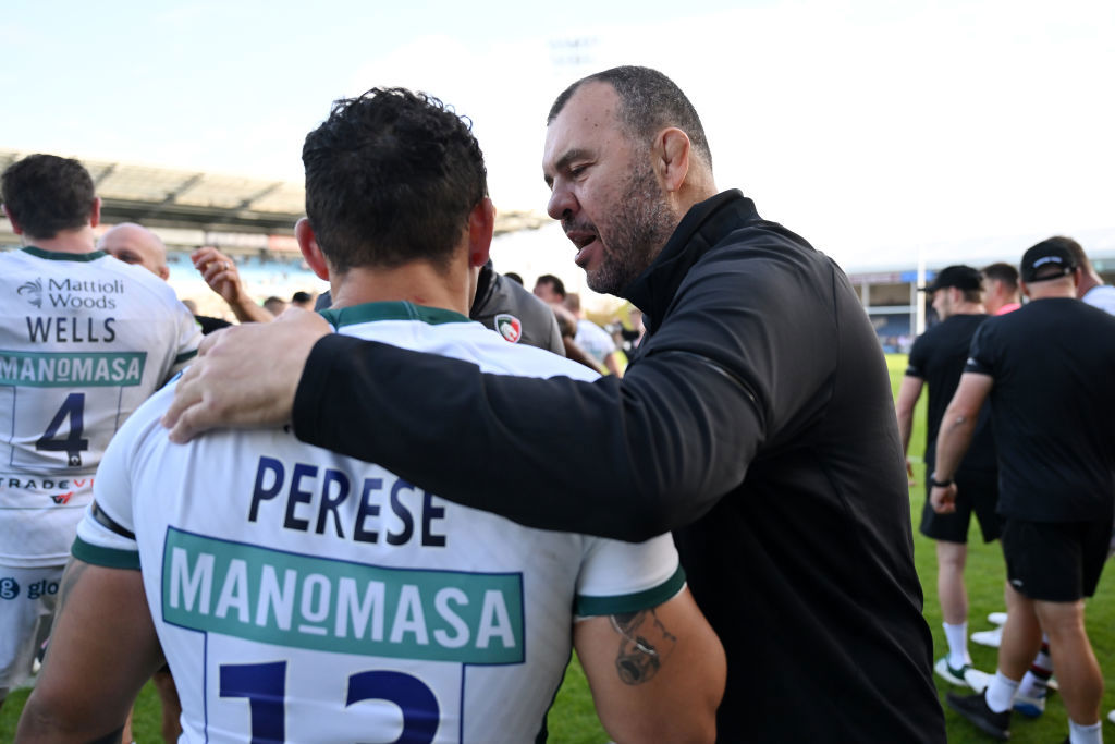 Michael Cheika  of Leicester Tigers embraces Izaia Perese.