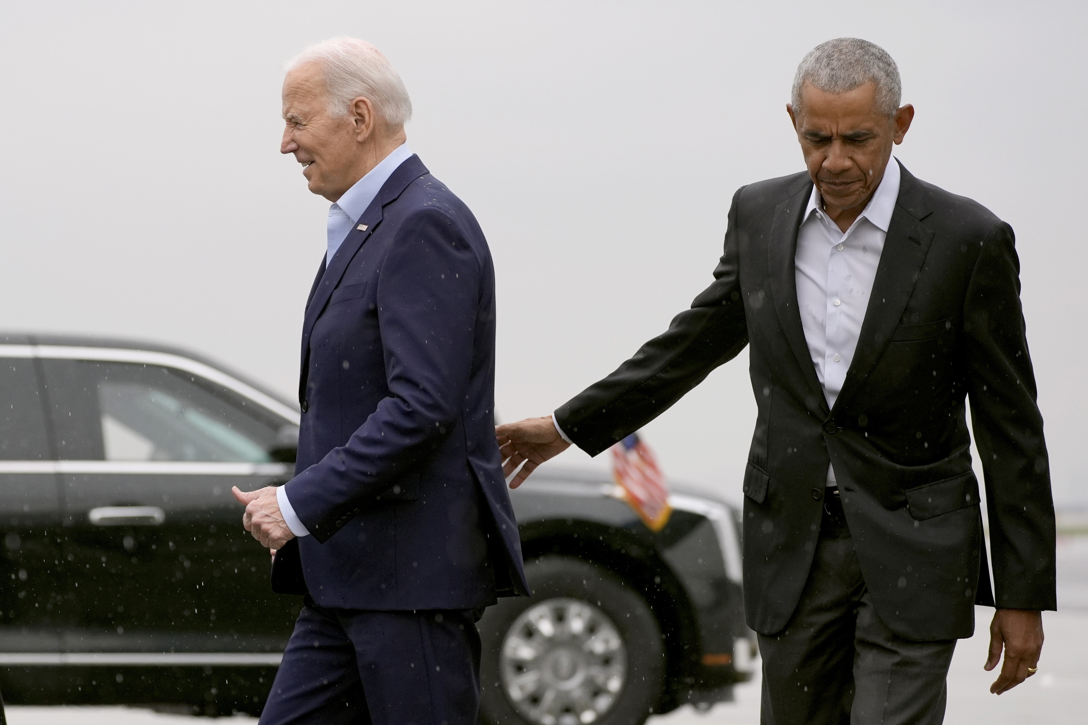 El presidente Joe Biden, a la izquierda, y el expresidente Barack Obama llegan al Aeropuerto Internacional John F. Kennedy