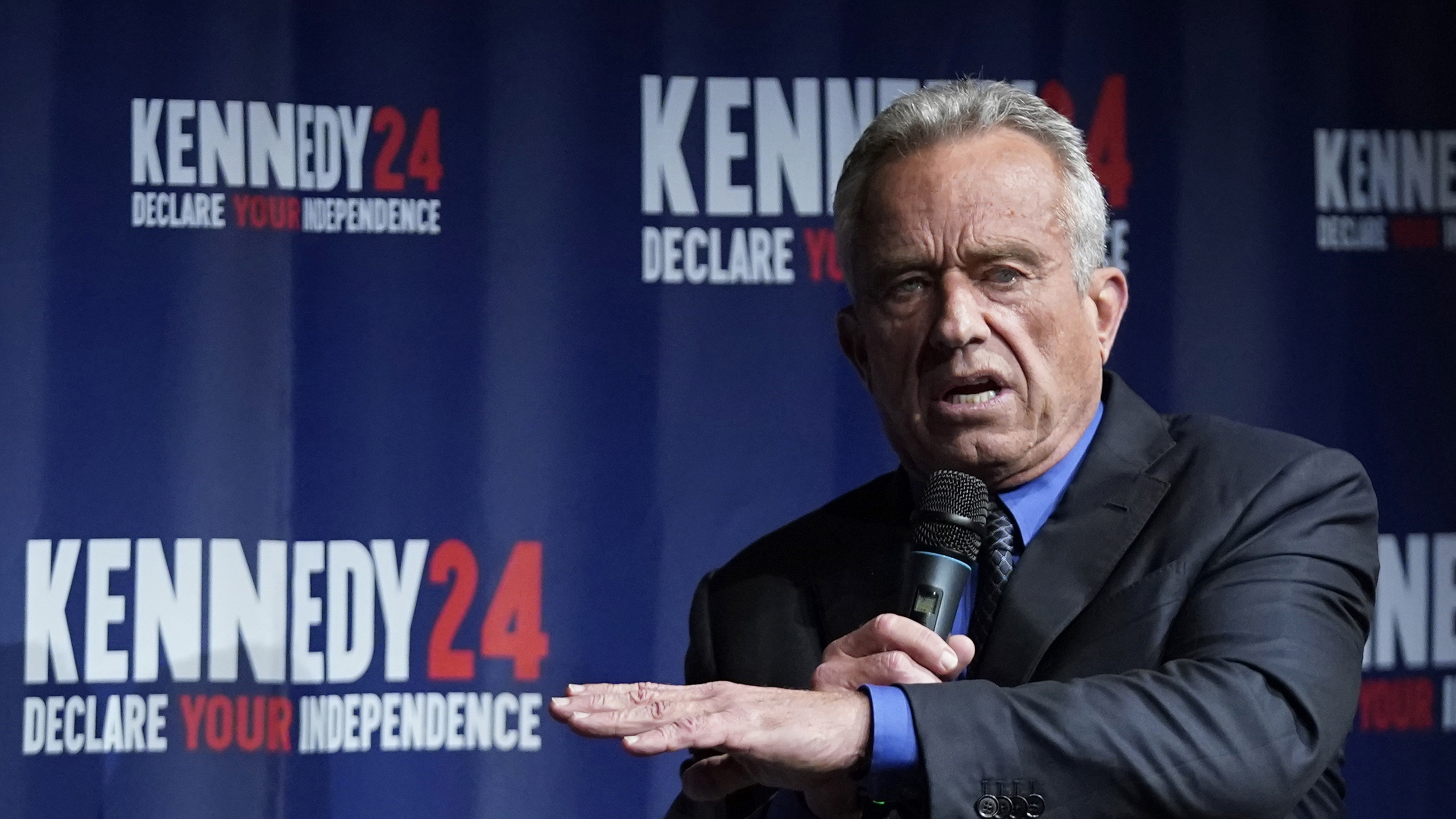 El candidato presidencial Robert F. Kennedy Jr., habla durante un evento de campaña en el Centro Adrienne Arsht para las Artes Escénicas del Condado de Miami-Dade, el jueves 12 de octubre de 2023, en Miami.