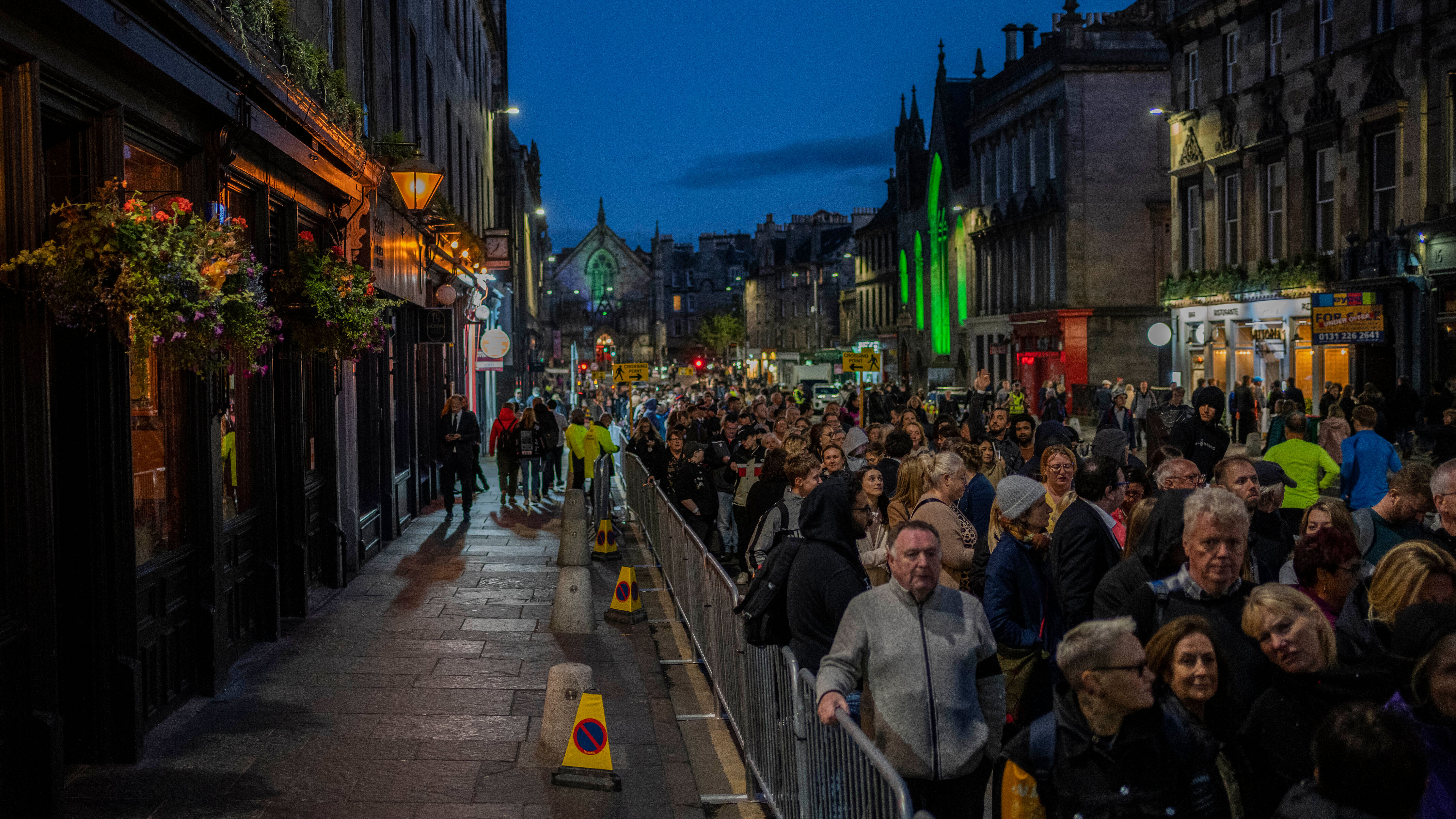 People queue to see the coffin of Queen Elizabeth II in Edinburgh