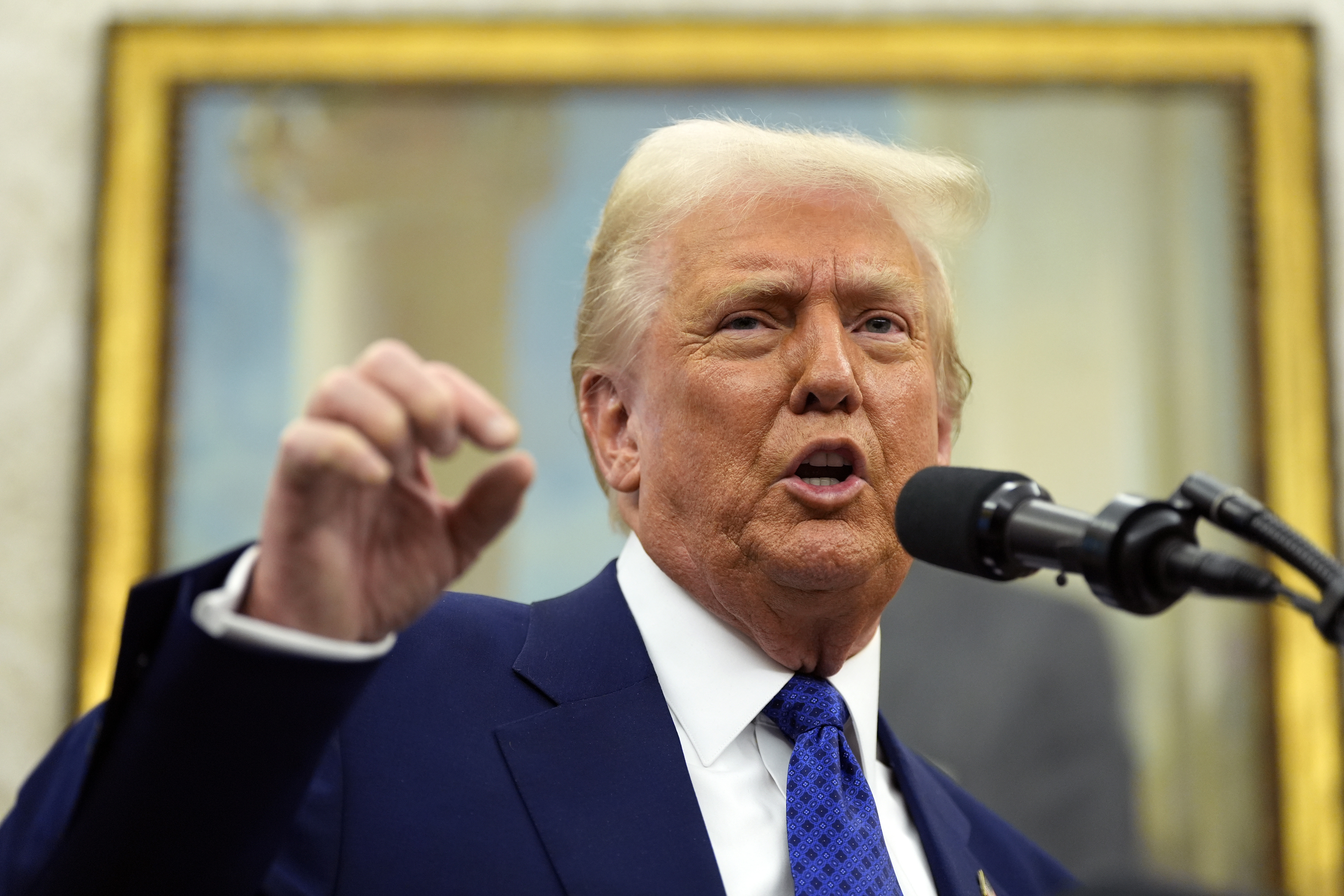 El presidente Donald Trump habla cuando Tulsi Gabbard juró como director de inteligencia nacional en la Oficina Oval de la Casa Blanca, miércoles 12 de febrero de 2025, en Washington. (Foto/Alex Brandon)