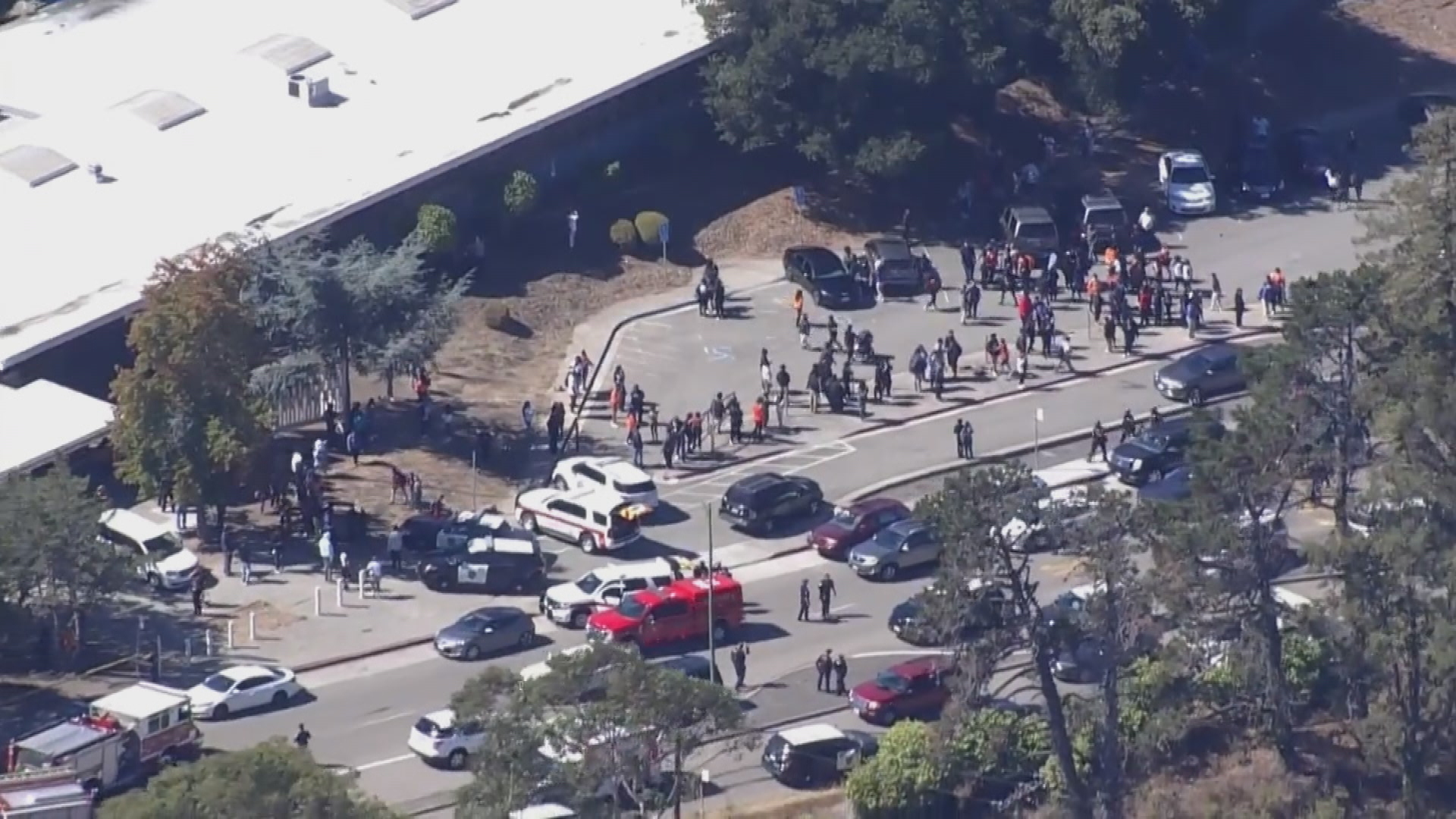 La policía acude al lugar de un tiroteo en una escuela de Oakland, California.