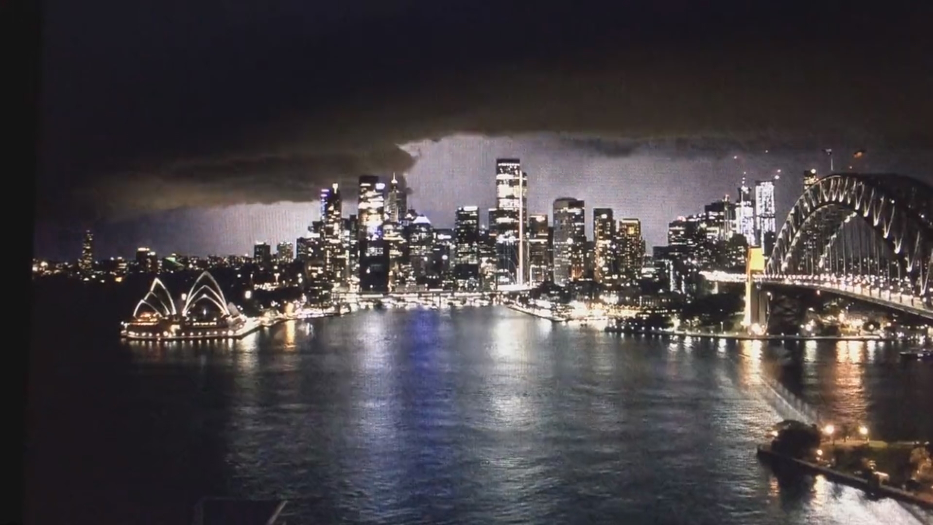 A storm rolled in over Sydney and drenched parts of the city and beyond last night.