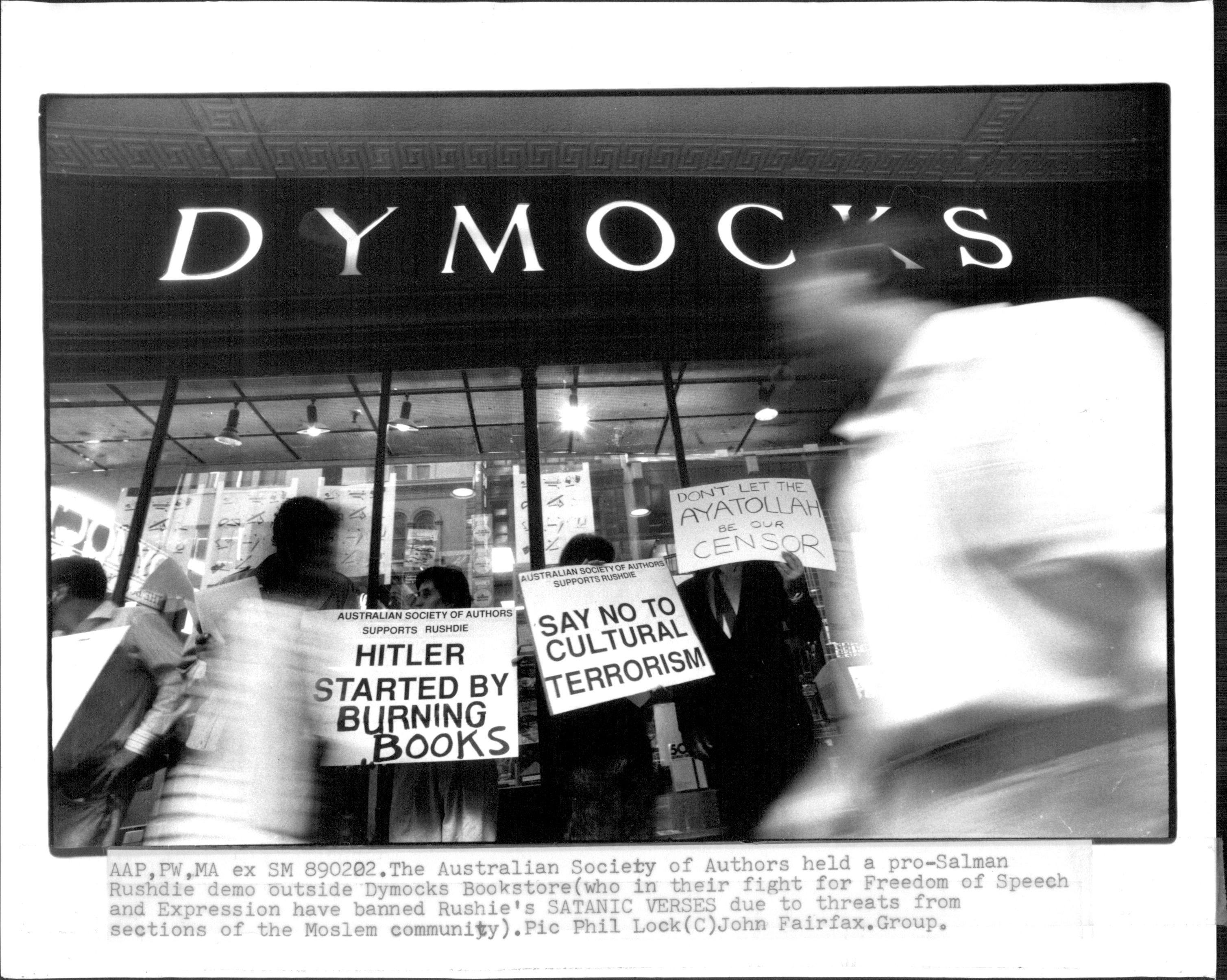 La Sociedad Australiana de Autores realizó una demostración a favor de Salman Rushdie frente a la librería Dymocks (quienes en su lucha por la libertad de expresión y expresión han prohibido los versos satánicos de Rushdie debido a las amenazas de sectores de la comunidad musulmana). 2 de febrero de 1989.