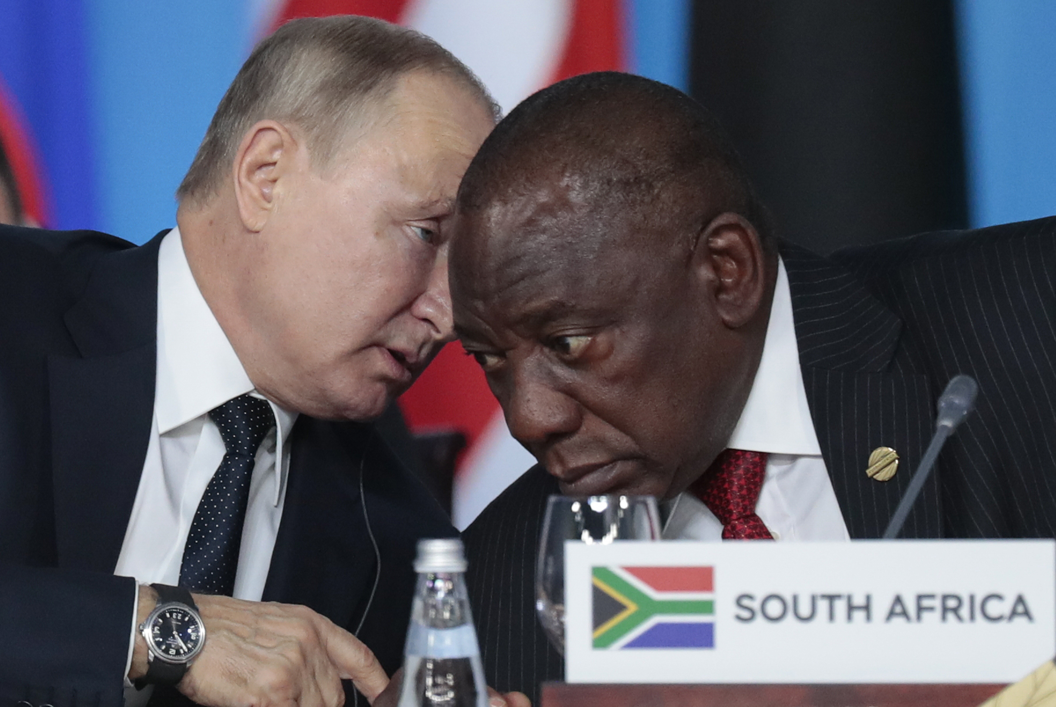 El presidente ruso, Vladimir Putin, a la izquierda, habla con el presidente sudafricano, Cyril Ramaphosa, a la derecha, durante una sesión plenaria en la cumbre Rusia-África en el balneario de Sochi, en el Mar Negro, Rusia, el 24 de octubre de 2019.