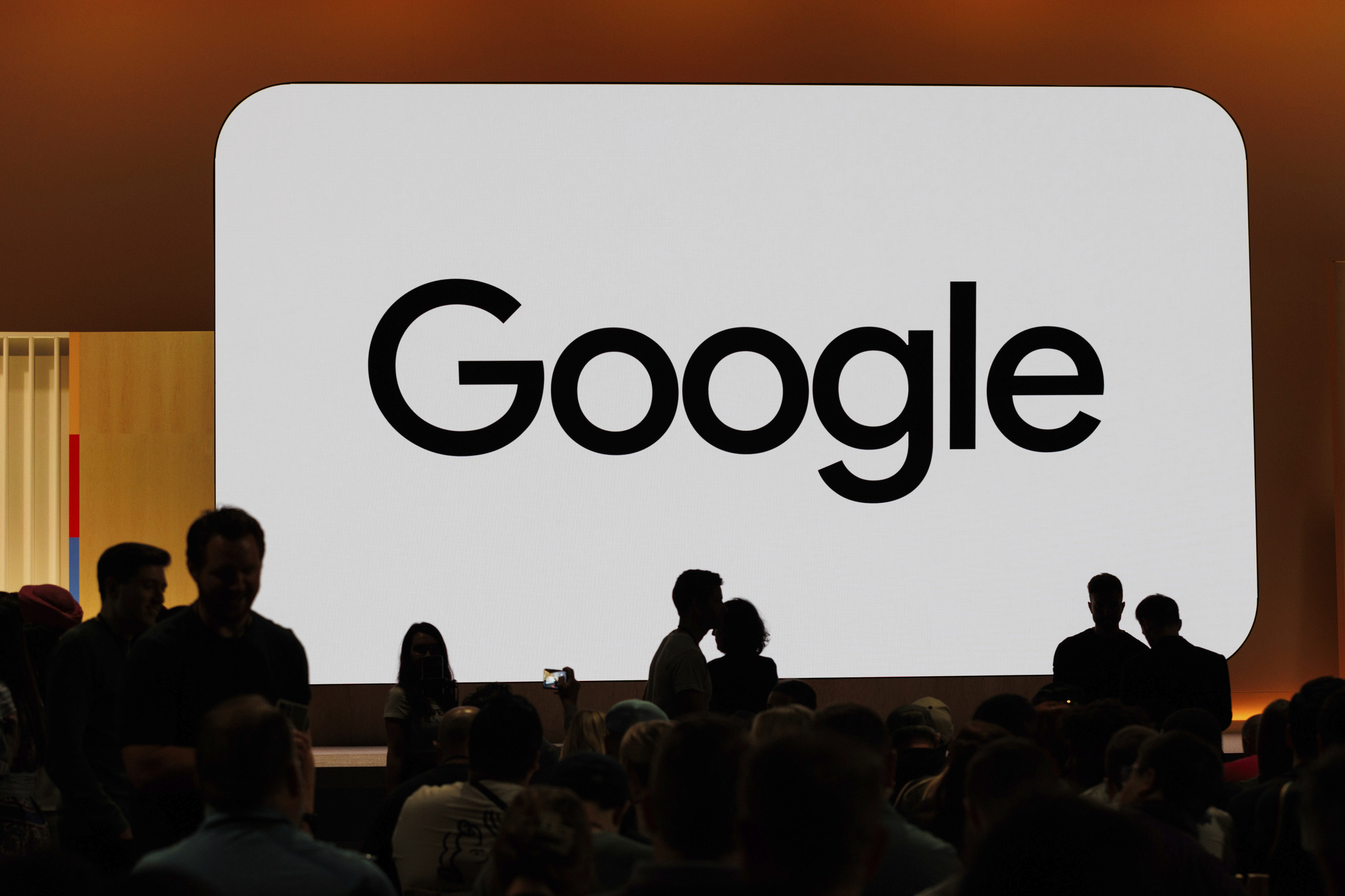 Los miembros de la audiencia se reúnen en Made By Google para anunciar nuevos productos en Google el 13 de agosto de 2024 en Mountain View, California.