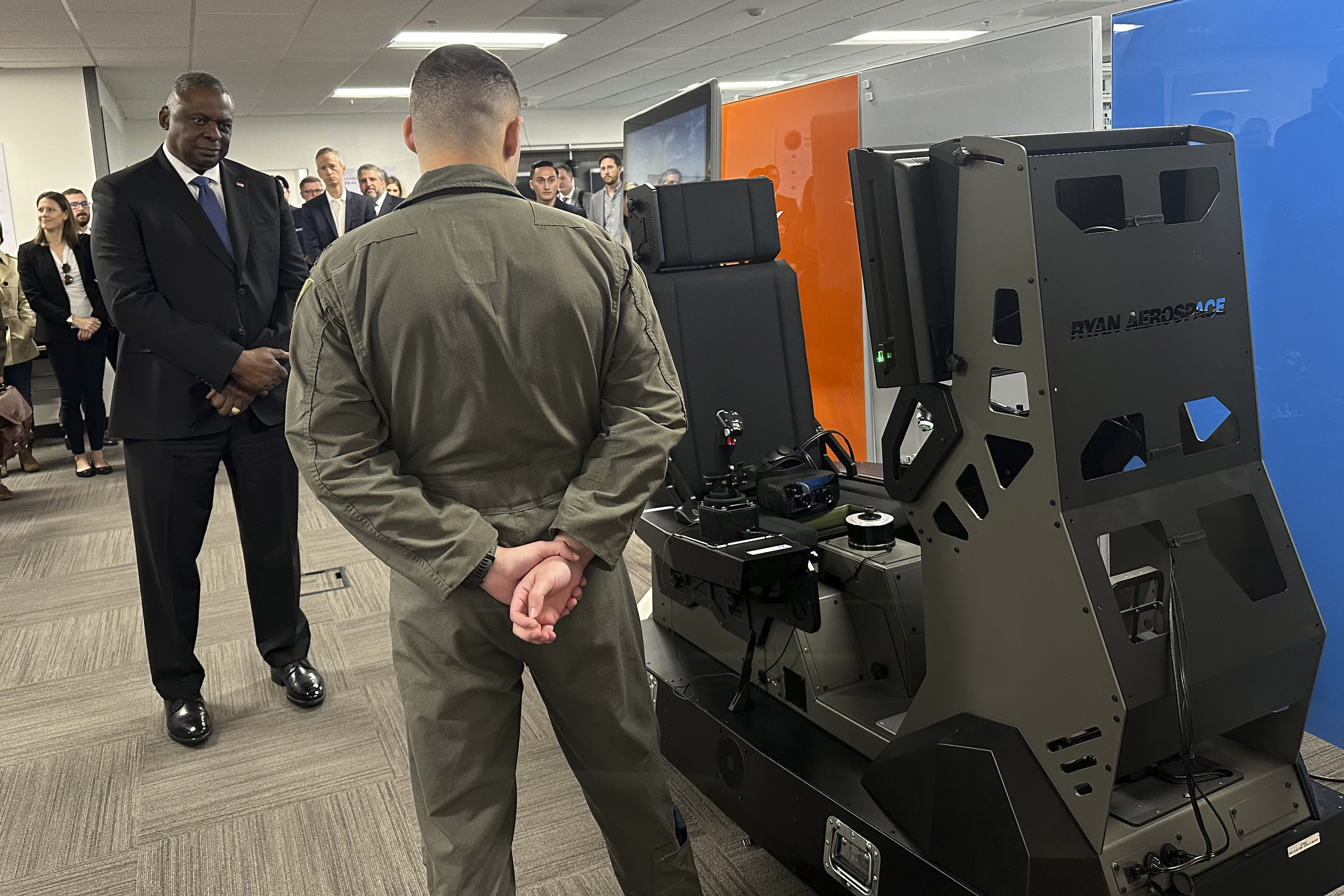 El secretario de Defensa, Lloyd Austin, observa una demostración de un dispositivo de entrenamiento virtual que ayudará a los pilotos ucranianos a aprender a volar aviones de combate F-16 durante un recorrido por la Unidad de Innovación de Defensa del Pentágono en Mountain View, California, el viernes 1 de diciembre de 2023.