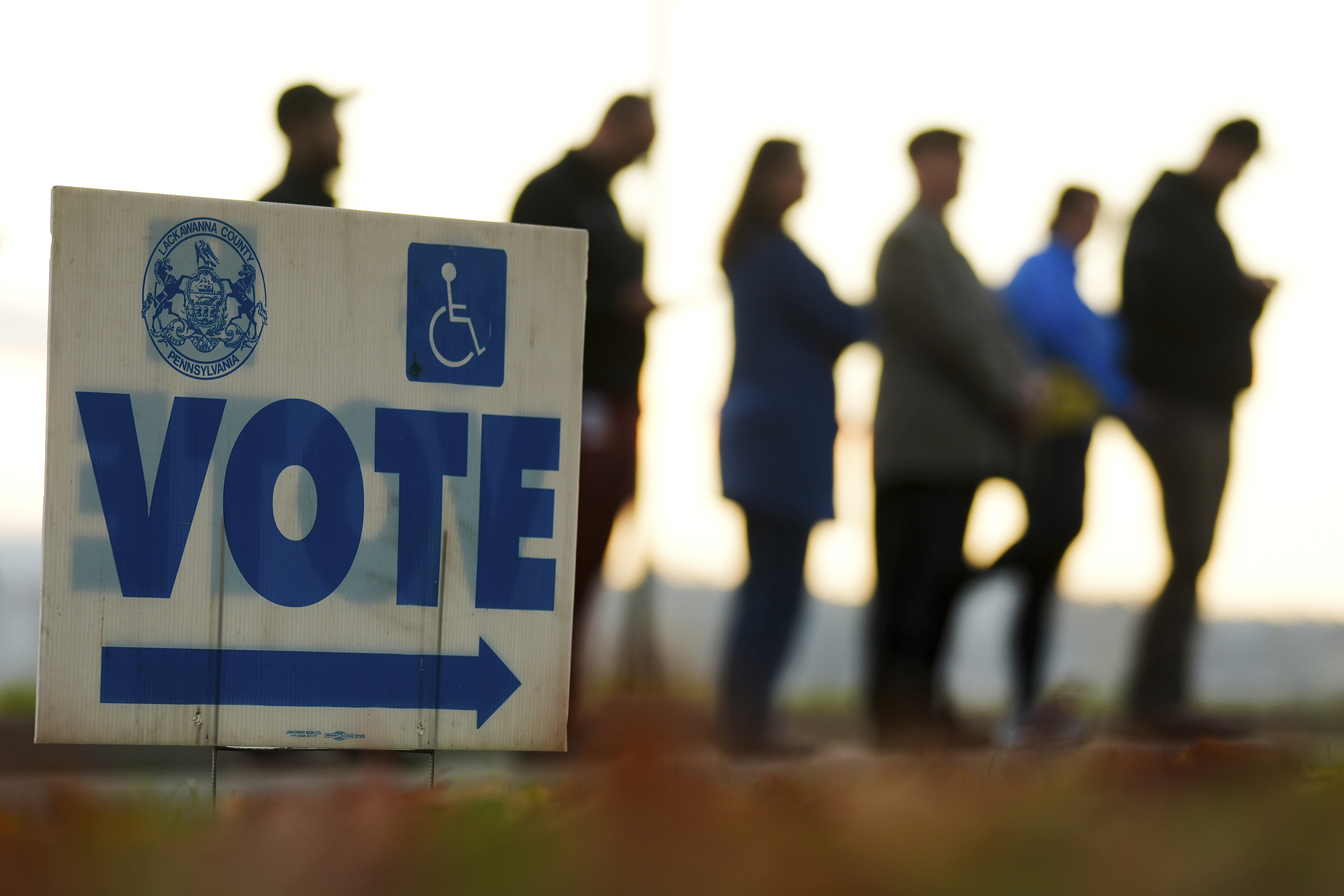 Las primeras encuestas a pie de urna revelan votantes estadounidenses "enojados" e "insatisfechos"