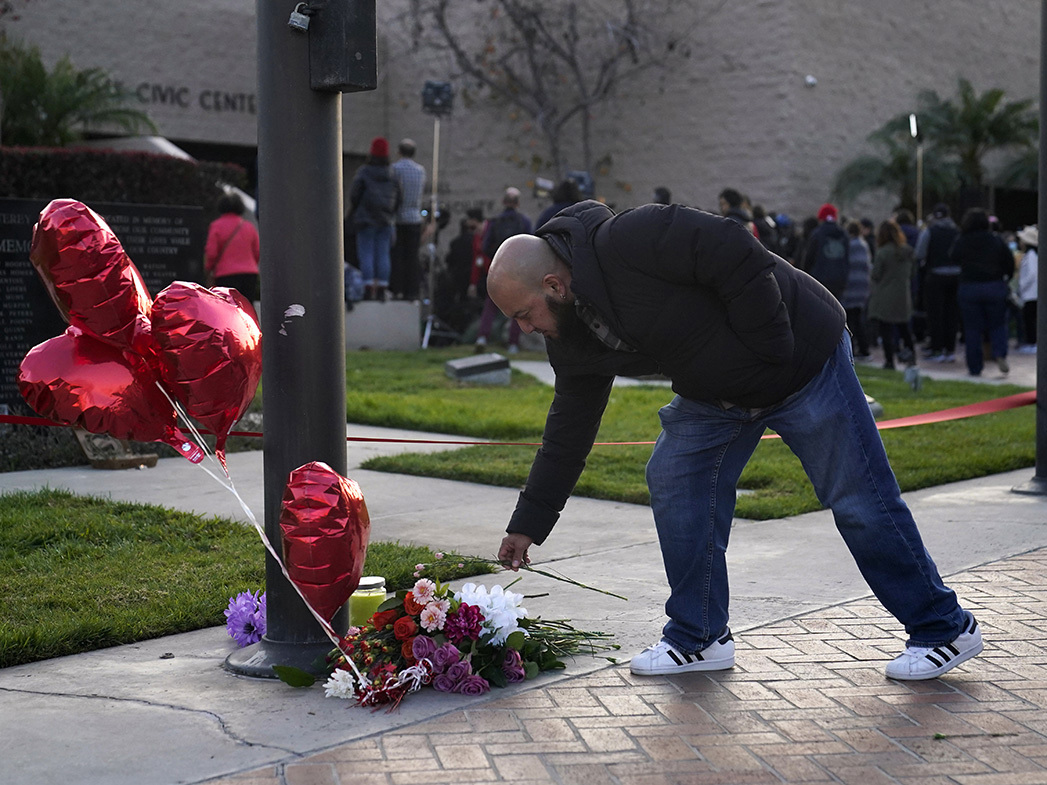 El pastor Abner Ramos presenta sus respetos en una reunión para honrar a las víctimas asesinadas en el tiroteo en el estudio de baile de salón del sábado en Monterey Park, California.