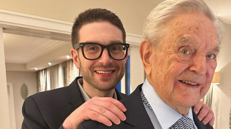 El inversionista multimillonario convertido en filántropo George Soros está cediendo el control de su imperio de $ 36 mil millones ($ 25 mil millones de dólares) a un hijo menor, Alexander Soros,