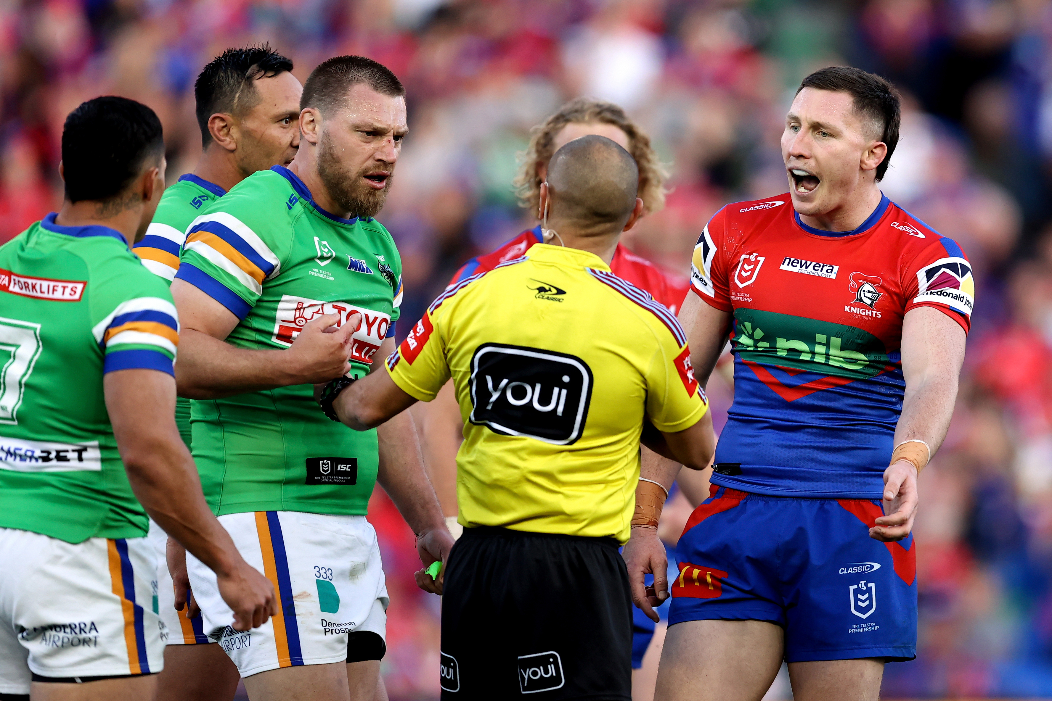 NEWCASTLE, AUSTRALIA - SEPTEMBER 10: Tyson Gamble of the Knights shows referee Ashley Klein his arm during the NRL Elimination Final match between Newcastle Knights and Canberra Raiders at McDonald Jones Stadium on September 10, 2023 in Newcastle, Australia. (Photo by Brendon Thorne/Getty Images)