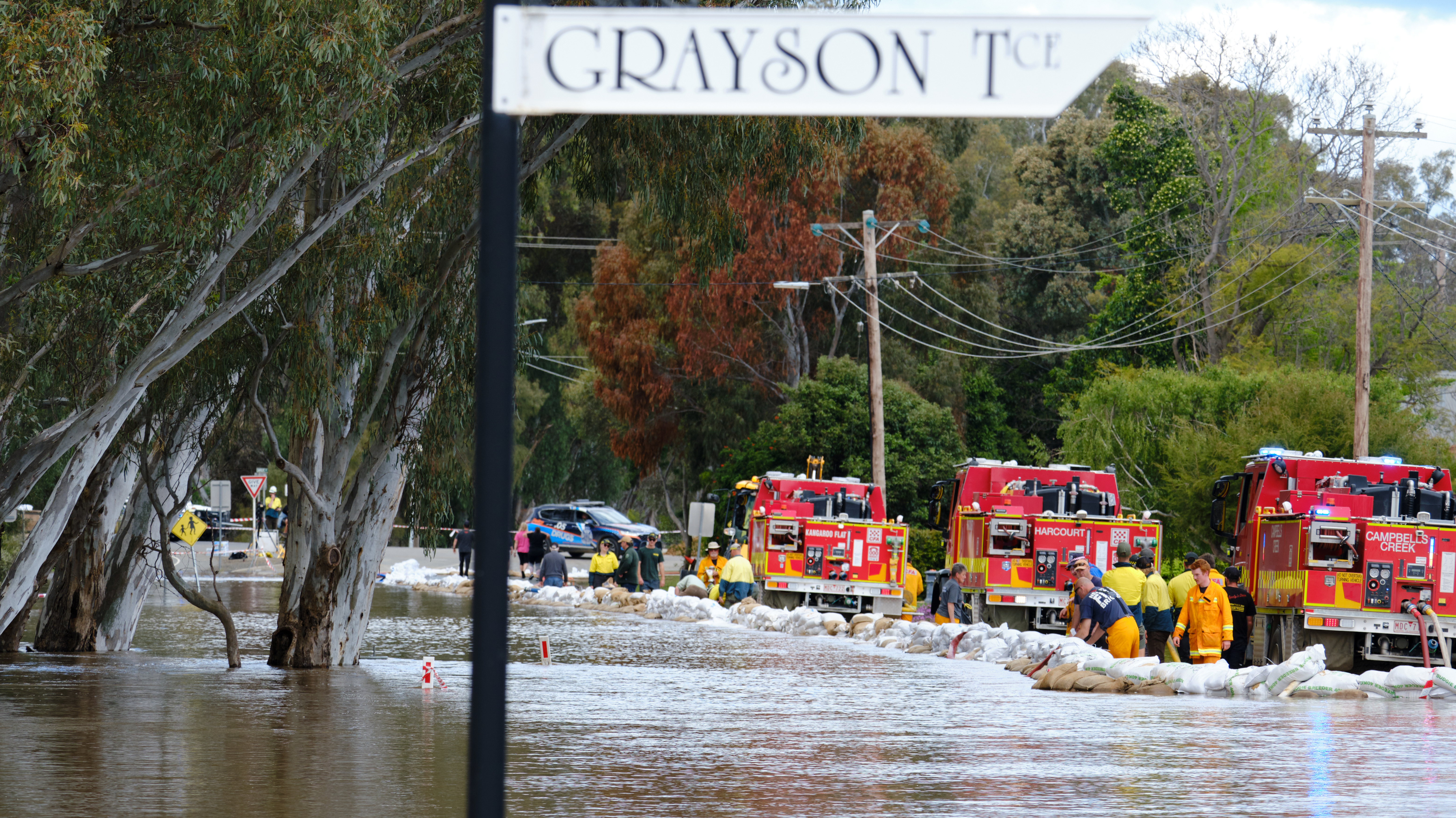 CFA, Army, and Airforce working together Sand baging along Campaspie Esp. In Echuca West