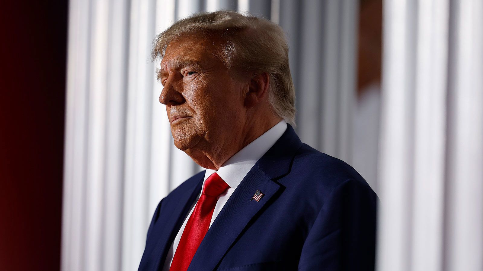 El expresidente de los Estados Unidos, Donald Trump, pronuncia un discurso frente a la casa club del Trump National Golf Club el 13 de junio en Bedminster, Nueva Jersey.