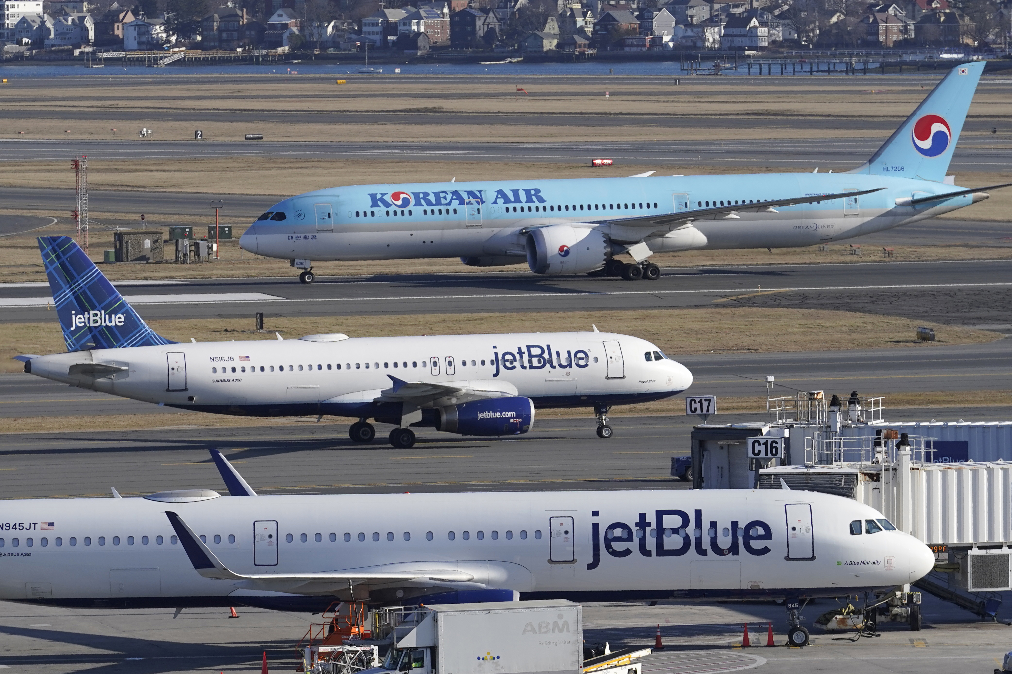 Aviones de pasajeros en la pista del Aeropuerto Internacional Logan, 11 de enero de 2023, en Boston.  