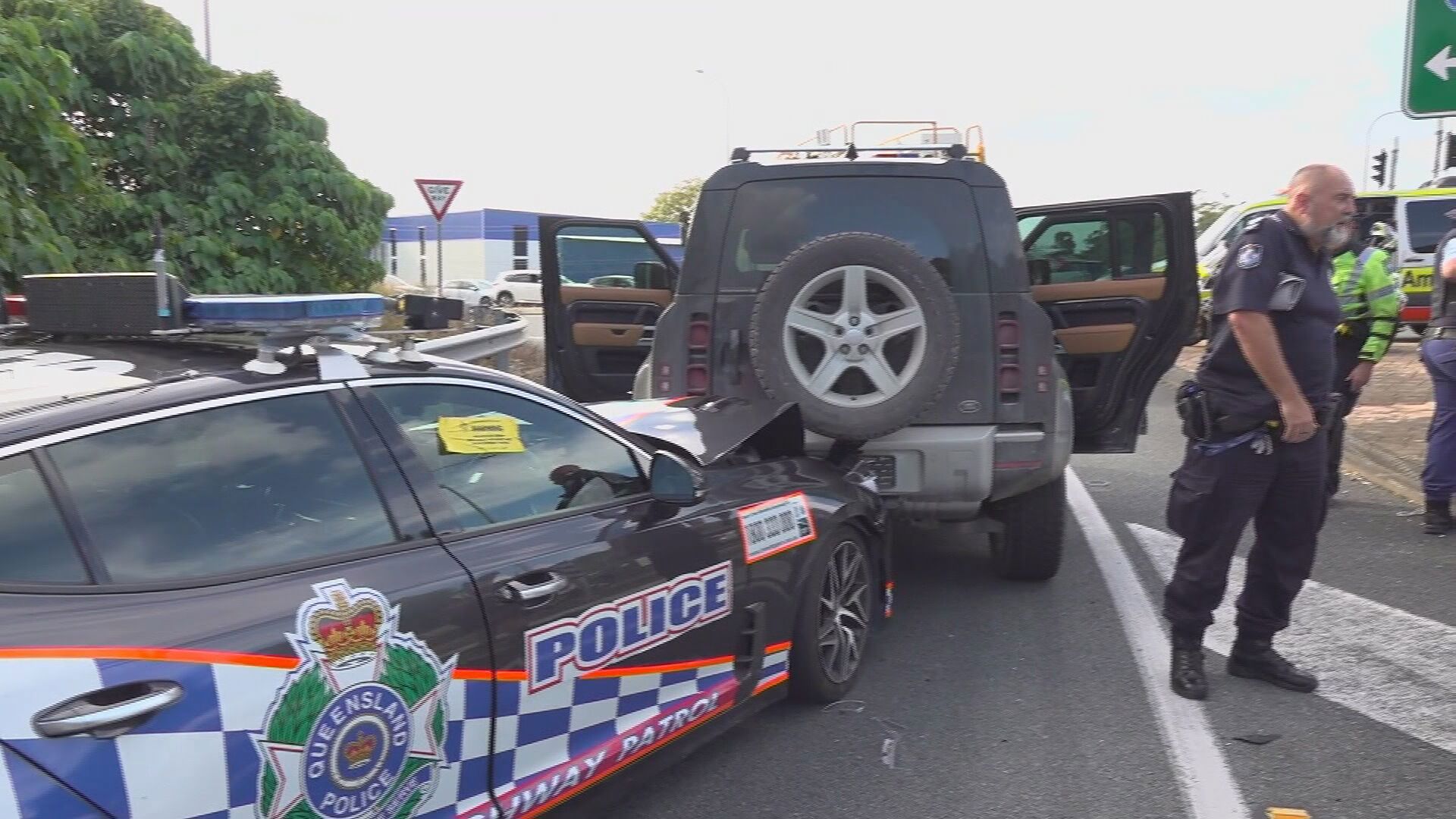 Manhunt under way after NSW-Queensland cross-border chase