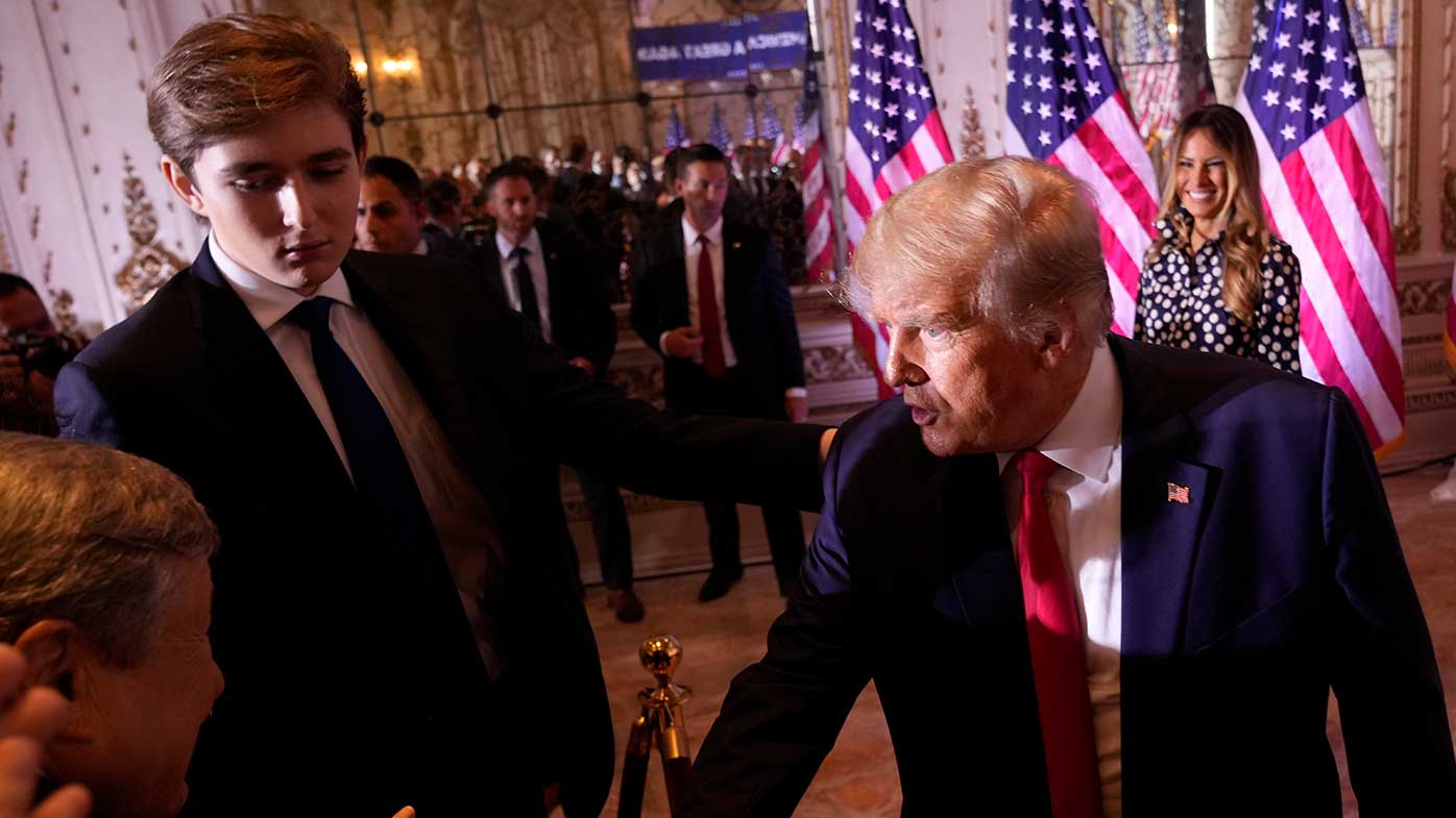 Donald Trump de pie junto a su hijo Barron después de su discurso de anuncio de las elecciones.