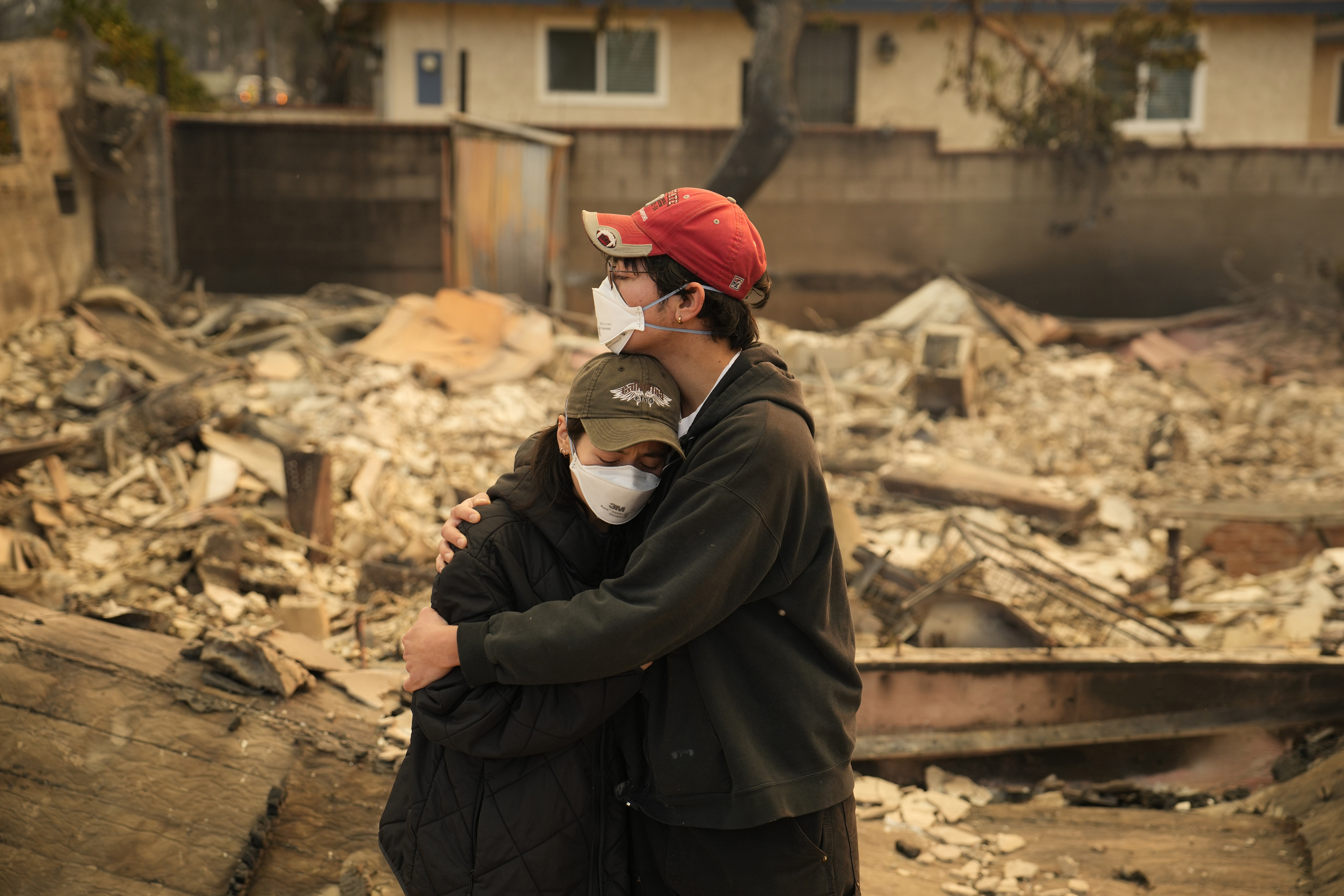 El incendio Eaton arde en Altadena, California