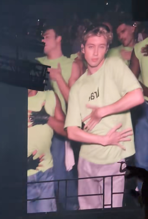 Troye Sivan does the Apple dance