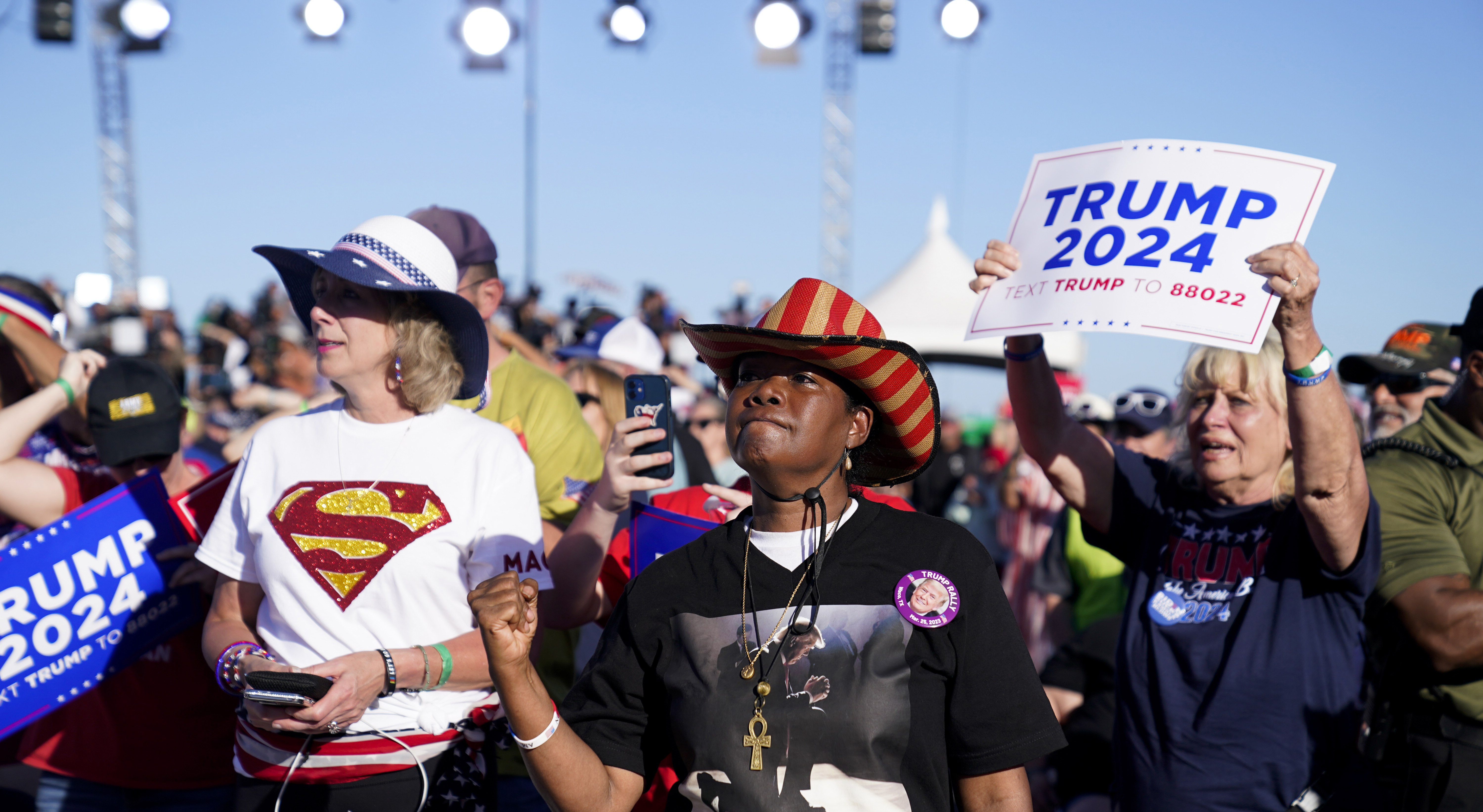 Los partidarios del expresidente Donald Trump reaccionan mientras habla en un mitin de campaña en el Aeropuerto Regional de Waco, en Waco, Texas.