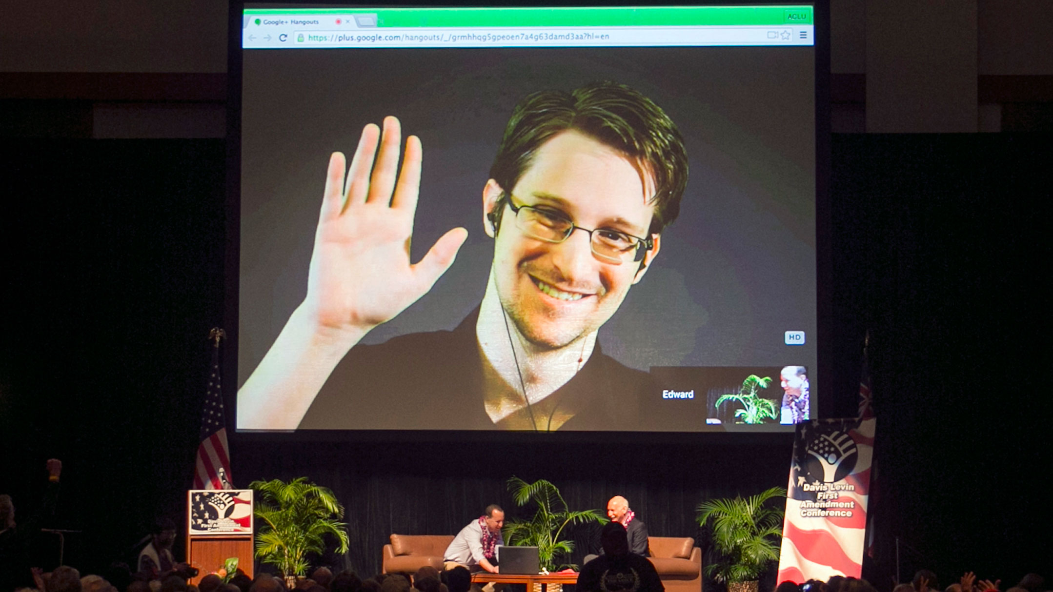 En esta foto de archivo del 14 de febrero de 2015, Edward Snowden aparece en una transmisión de video en vivo desde Moscú en un evento patrocinado por ACLU Hawaii en Honolulu. 