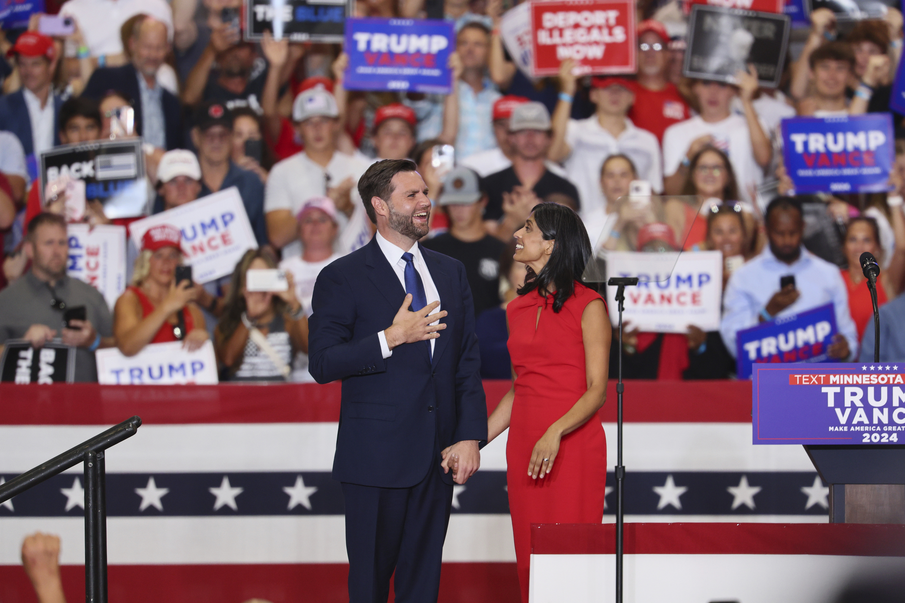 El candidato republicano a la vicepresidencia, el senador J. D. Vance, republicano por Ohio, y su esposa Usha Vance llegan para hablar en un mitin de campaña, el sábado 27 de julio de 2024, en St. Cloud, Minnesota. (Foto AP/Adam Bettcher)