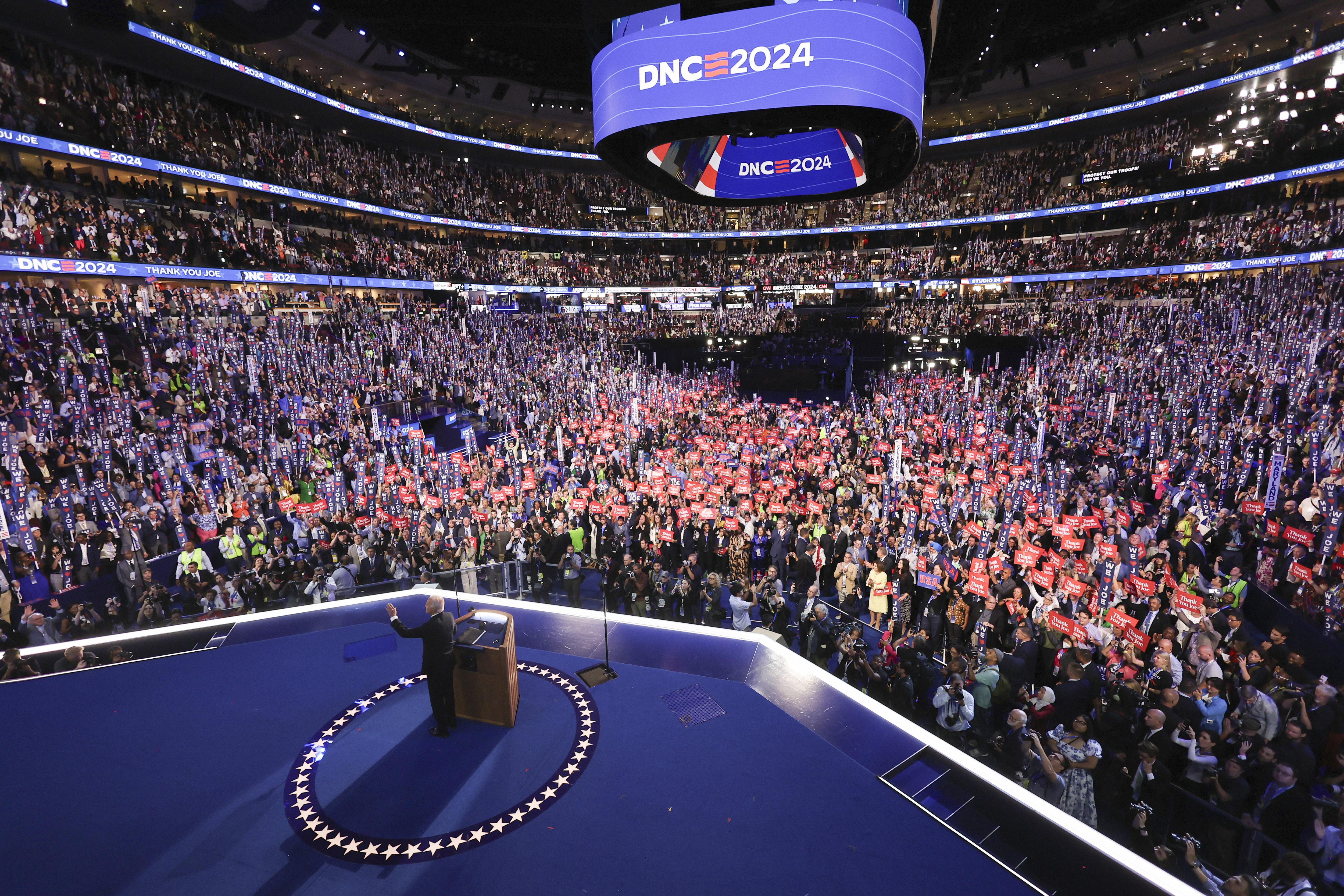 El presidente Joe Biden saluda durante el primer día de la Convención Nacional Demócrata, en el United Center, el lunes 19 de agosto de 2024 en Chicago. (Mike Segar/Pool vía AP)