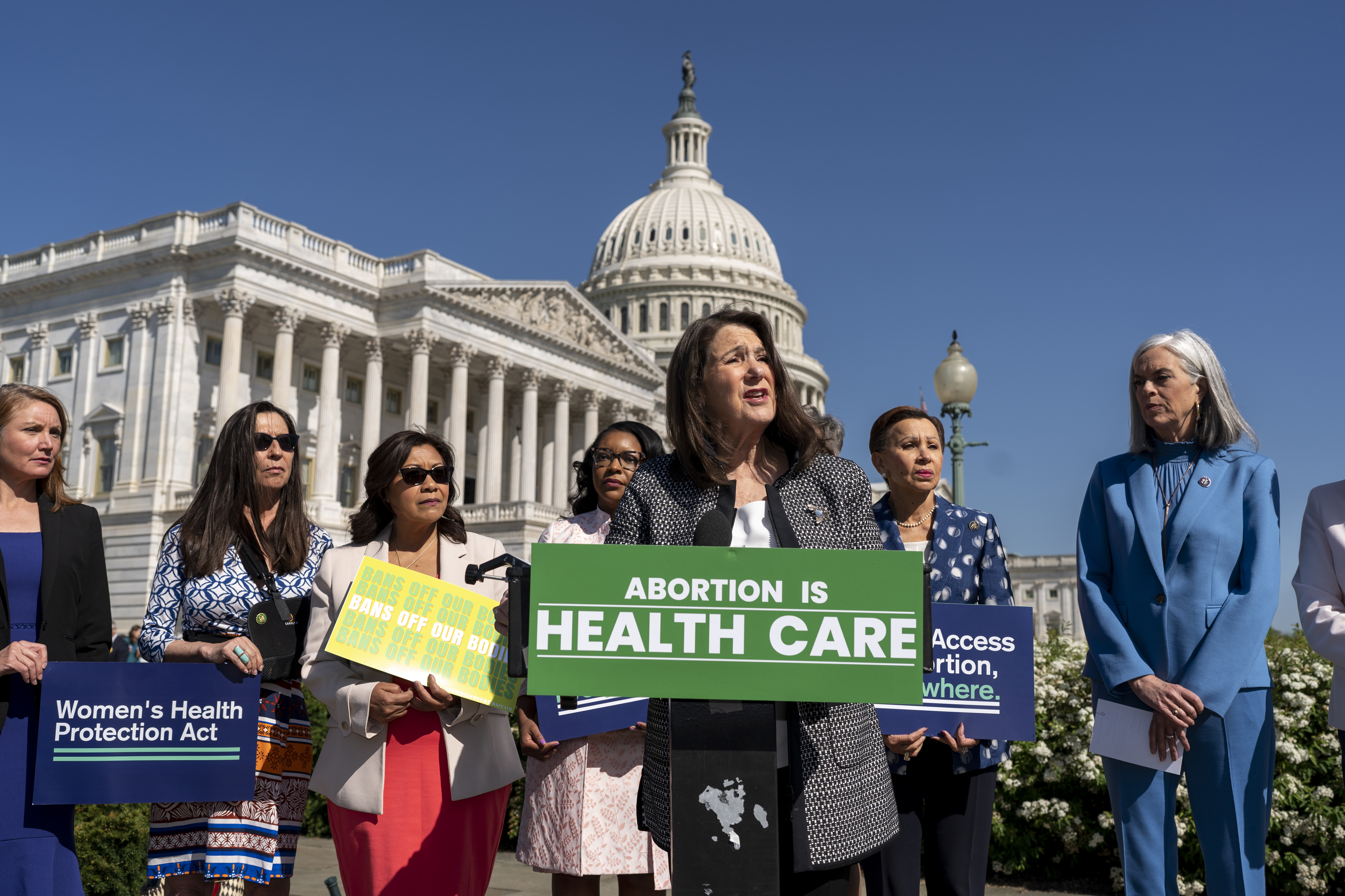 La Corte Suprema de EE. UU. preserva el acceso a la píldora abortiva por ahora