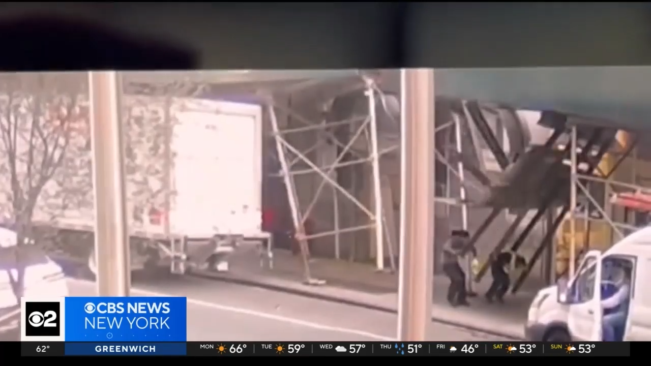 Un video dramático muestra que un cobertizo en la acera de Nueva York se derrumba sobre los peatones, hiriendo a 3