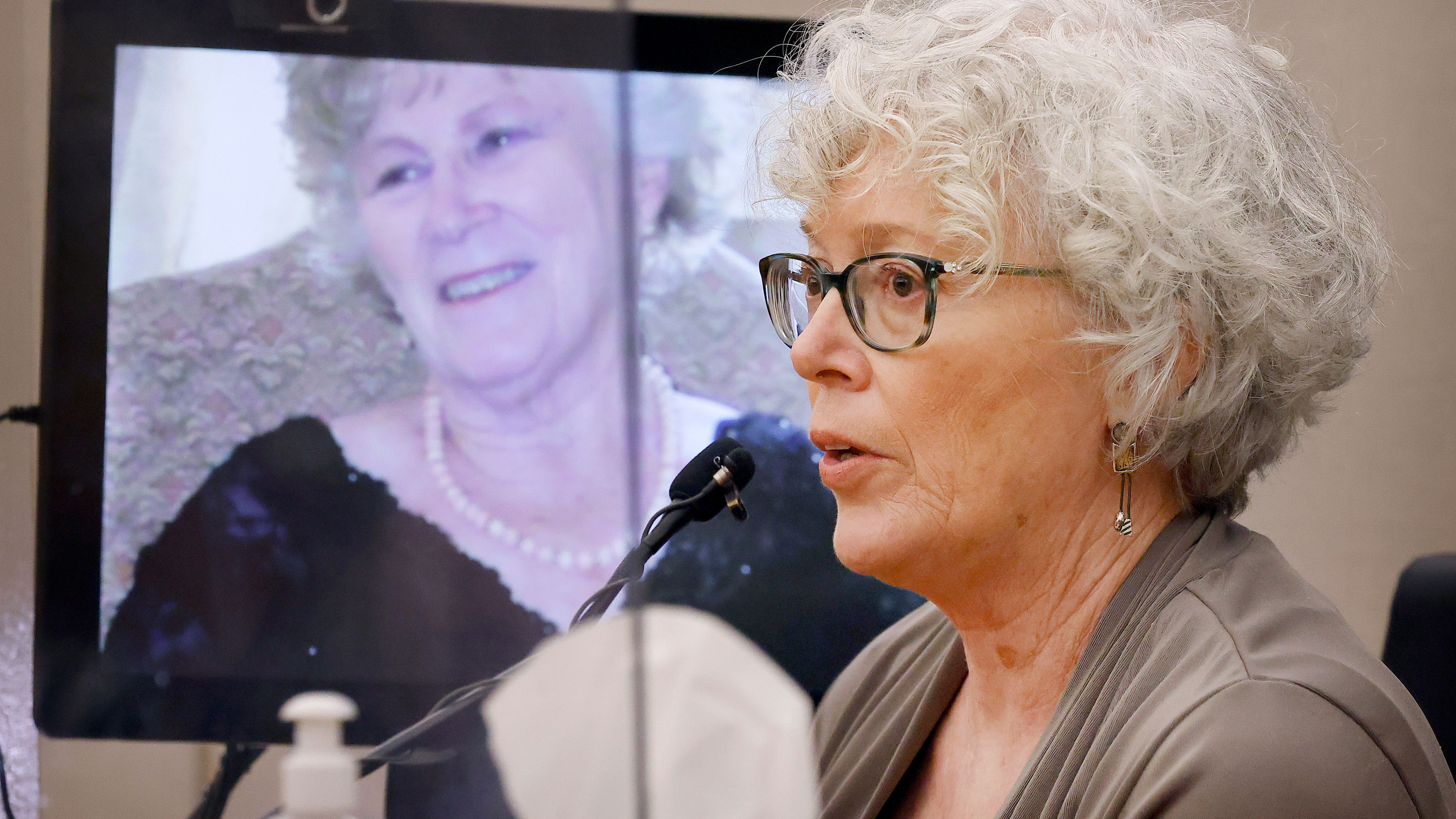 Ann Brooks habla sobre su madre asesinada, Mary Brooks, mientras el estado muestra una foto de Mary Brooks durante el juicio por asesinato de Billy Chemirmir en Dallas, el miércoles 17 de noviembre de 2021.