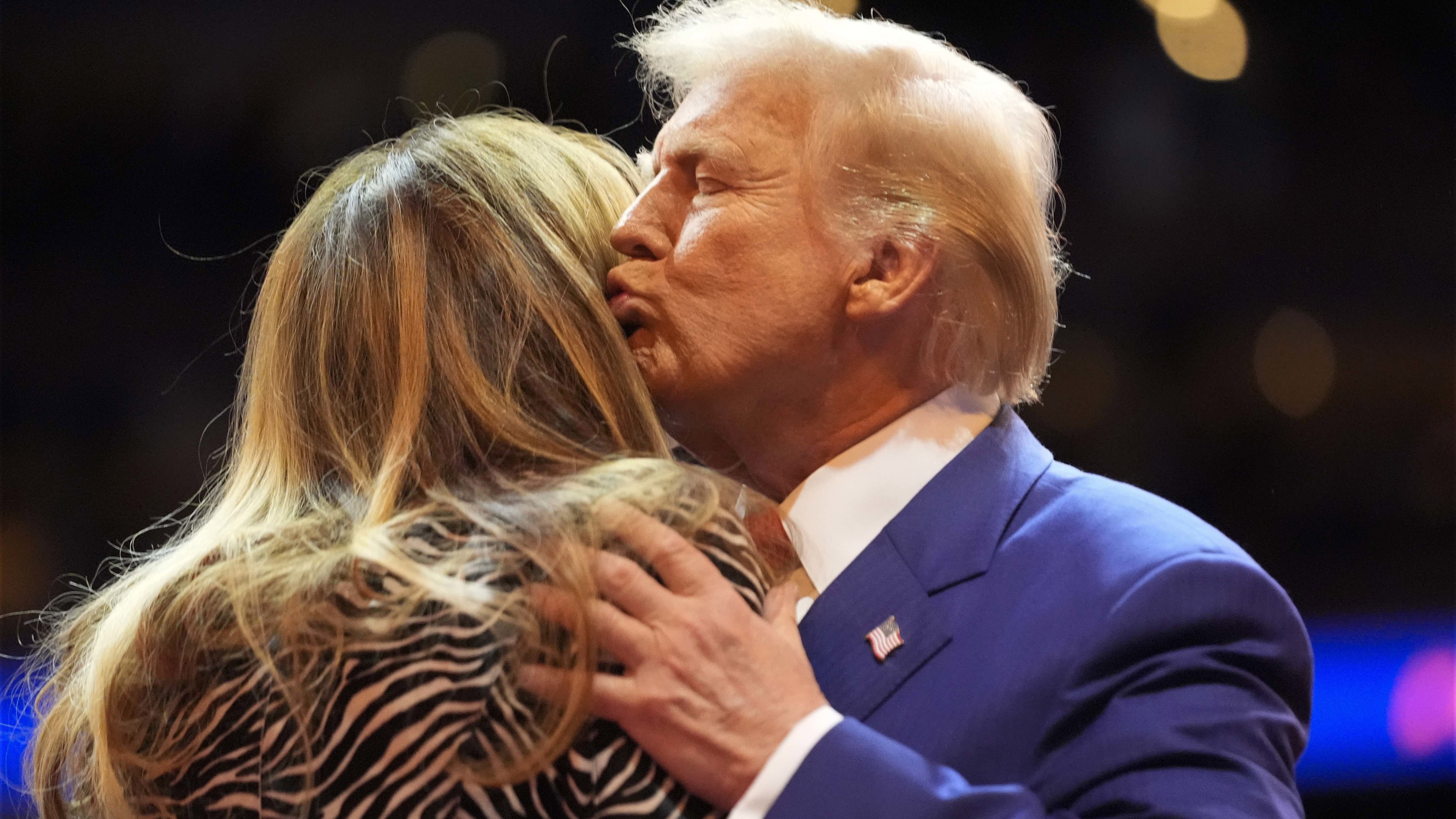 El expresidente Donald Trump, candidato presidencial republicano, besa a la ex primera dama Melania Trump en el escenario de un mitin de campaña en el Madison Square Garden, el domingo 27 de octubre de 2024, en Nueva York. (Foto AP/Alex Brandon)