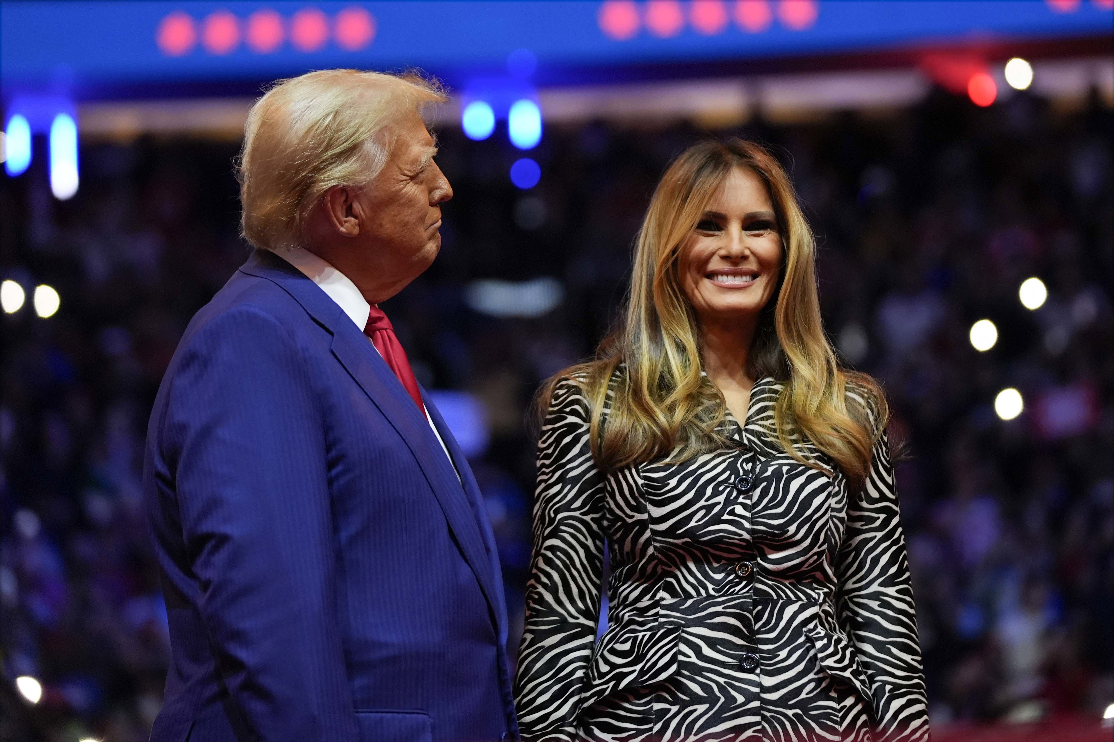 El candidato presidencial republicano, el expresidente Donald Trump, y la exprimera dama Melania Trump suben al escenario en un mitin de campaña en el Madison Square Garden, el domingo 27 de octubre de 2024, en Nueva York. (Foto AP/Alex Brandon)