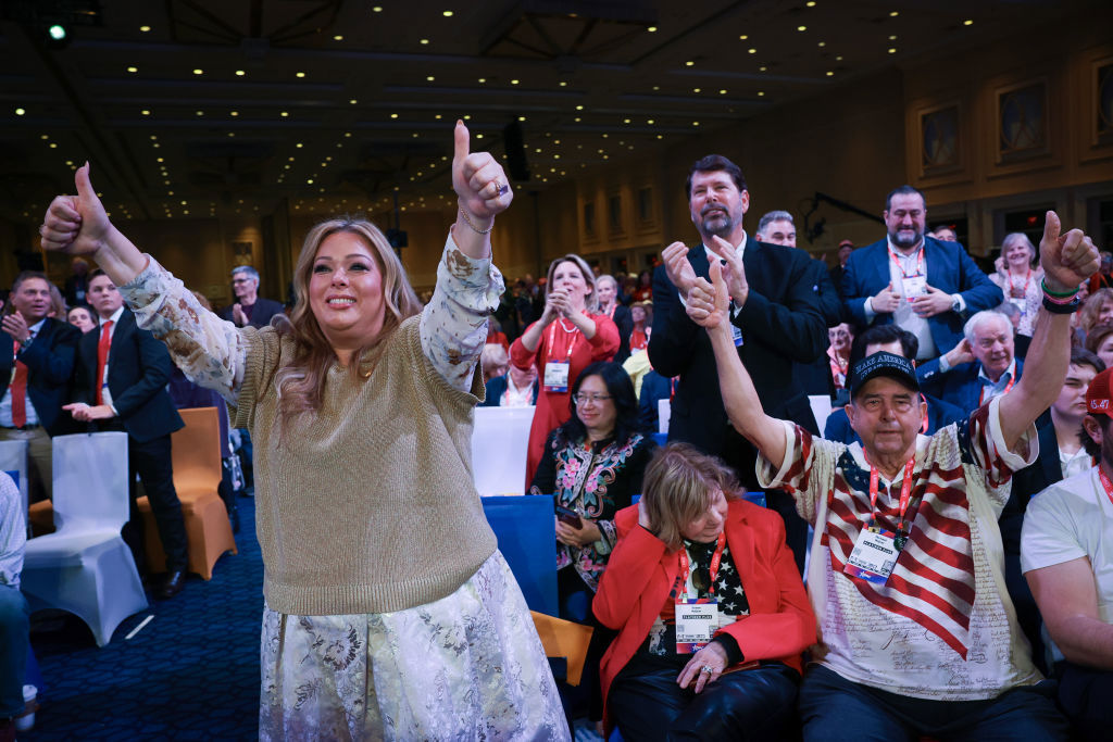 Oxon Hill, Maryland - 22 de febrero: los miembros de la audiencia reaccionan cuando el presidente de los Estados Unidos, Donald Trump, habla en la Conferencia de Acción Política Conservadora (CPAC) en el Centro de Convenciones y Hotel National Resort de Gaylord el 22 de febrero de 2025 en Oxon Hill, Maryland. La reunión anual de cuatro días reúne a los legisladores conservadores estadounidenses, líderes internacionales, personalidades de los medios y empresarios para discutir y defender las ideas conservadoras. (Foto de Win McNamee/Getty Images)