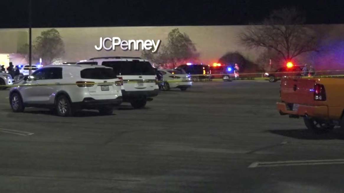 Las autoridades de Texas mataron a tiros a un automovilista que huía y que chocó con una camioneta JCPenney en un concurrido centro comercial el sábado, hiriendo a cinco transeúntes, dijeron las autoridades.