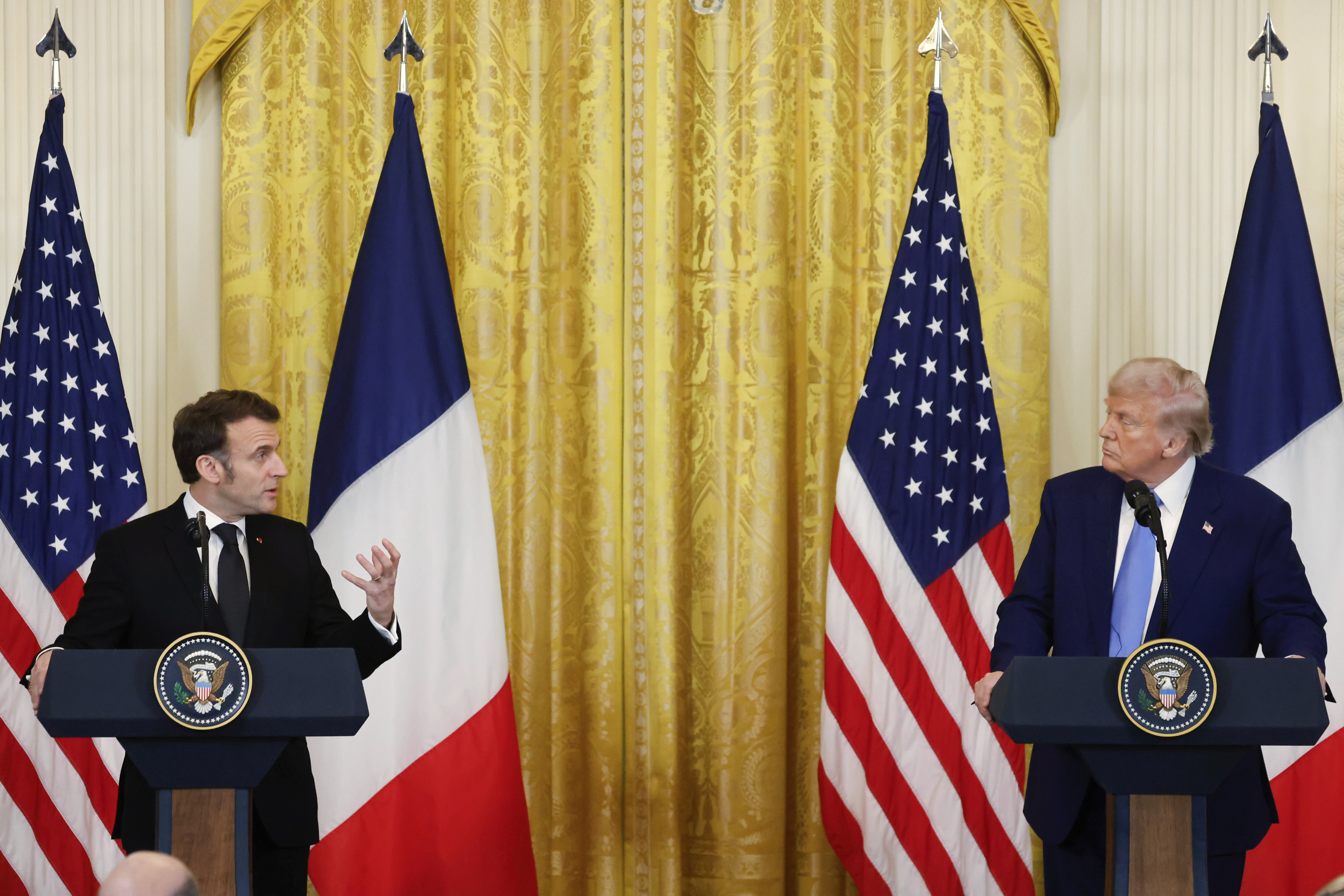 Macron interrumpe a Trump para corregirlo sobre la financiación de Ucrania