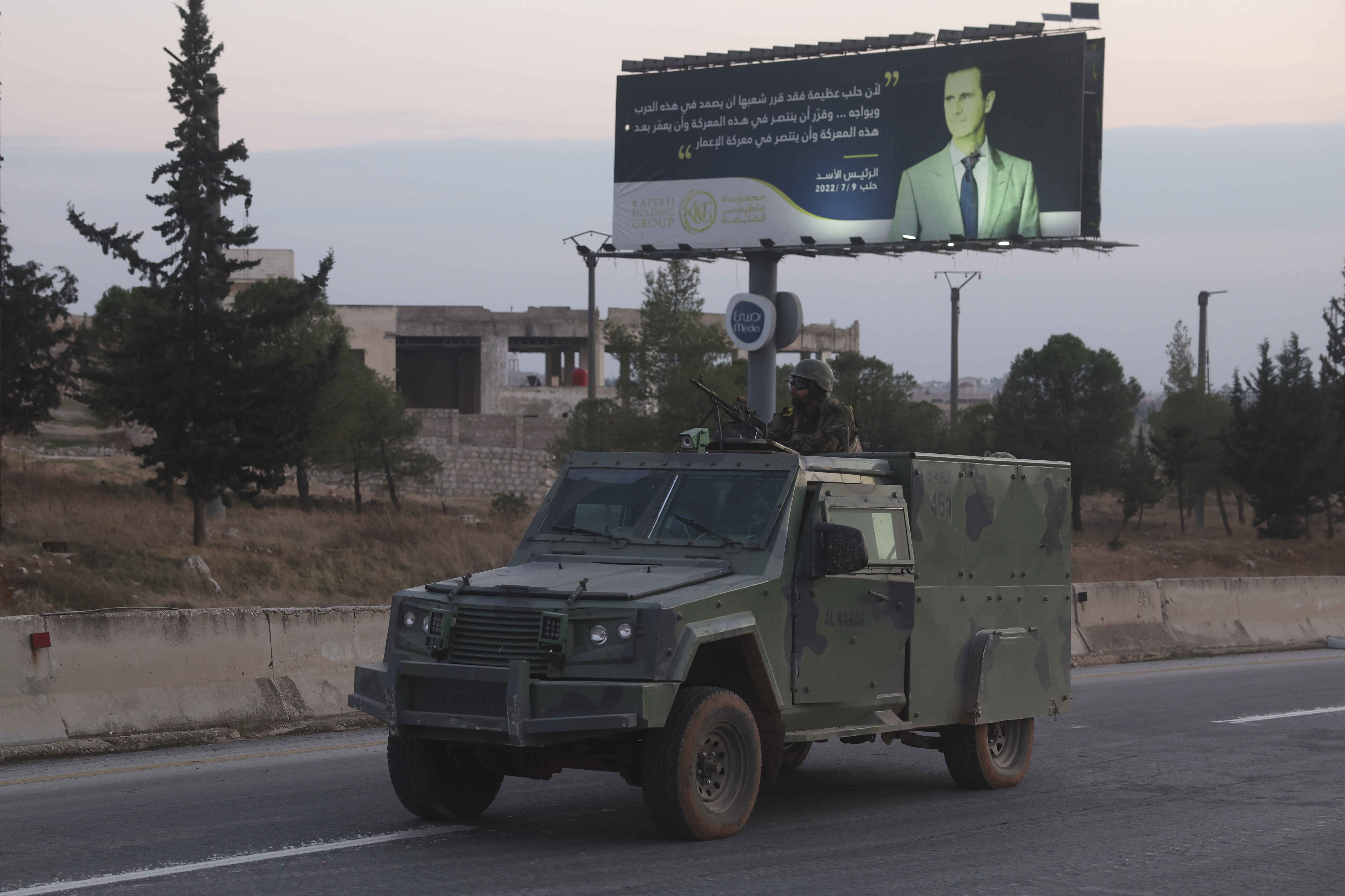 Miles de combatientes arrasaron pueblos y ciudades de la zona rural del noroeste de Siria.