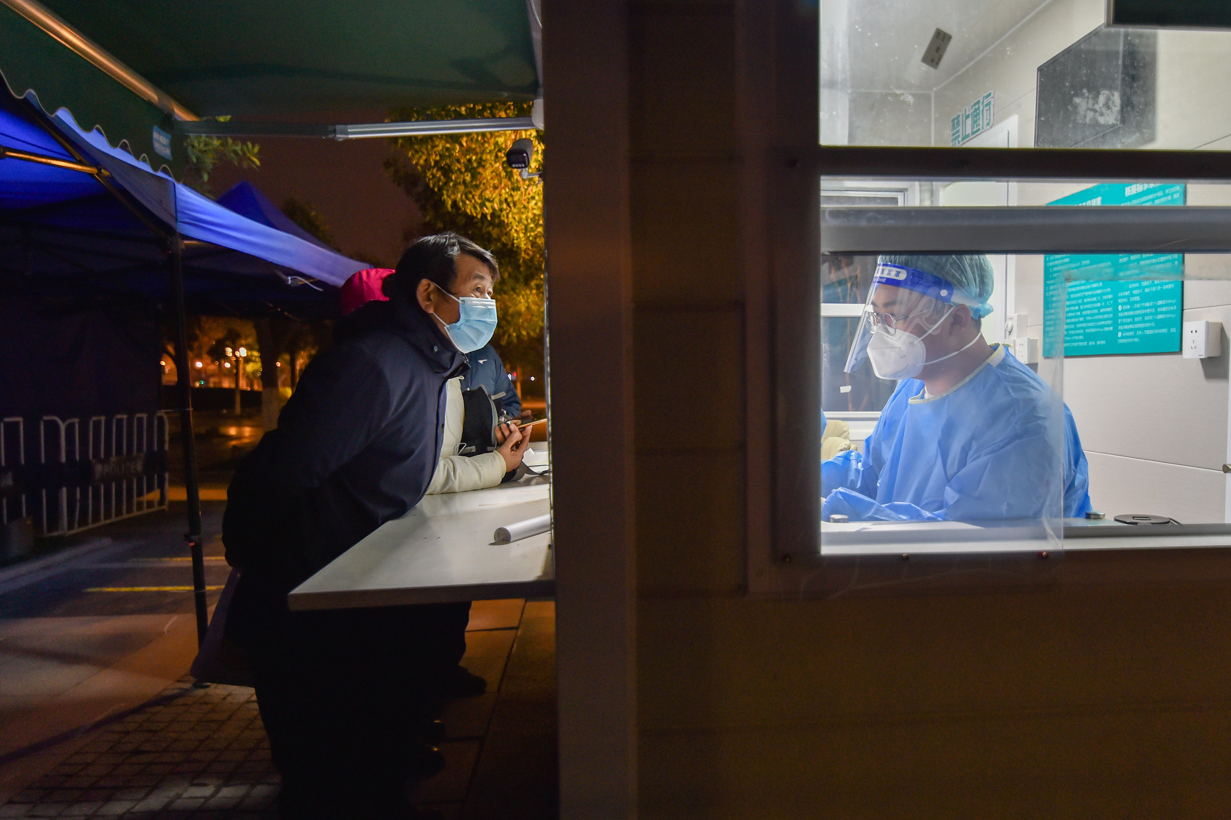 Los ciudadanos buscan tratamiento en una clínica nocturna en Nanjing, provincia de Jiangsu, China, la noche del 27 de diciembre de 2022. 