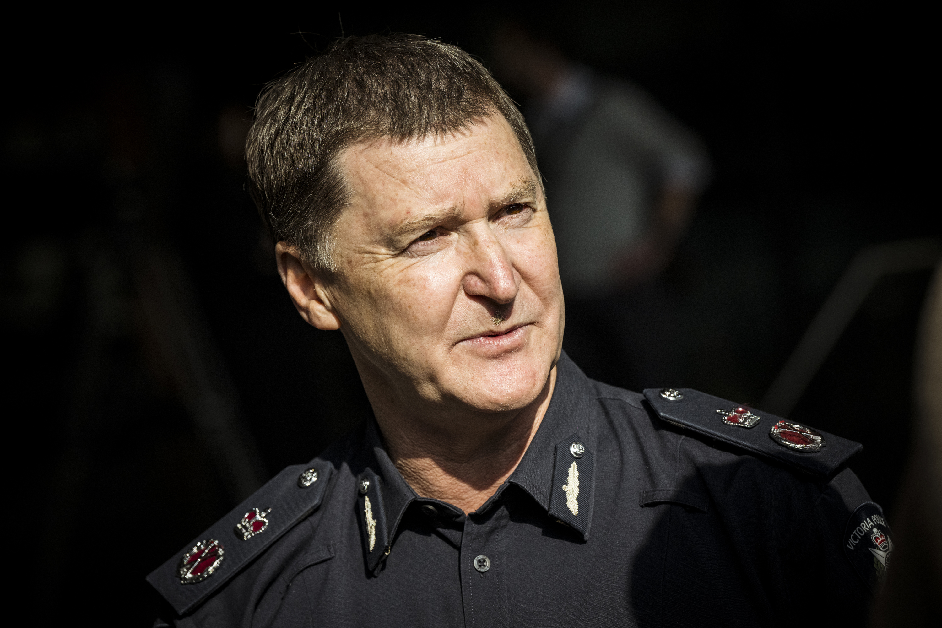 Questions over Victoria Police Commissioner's contract after no confidence vote