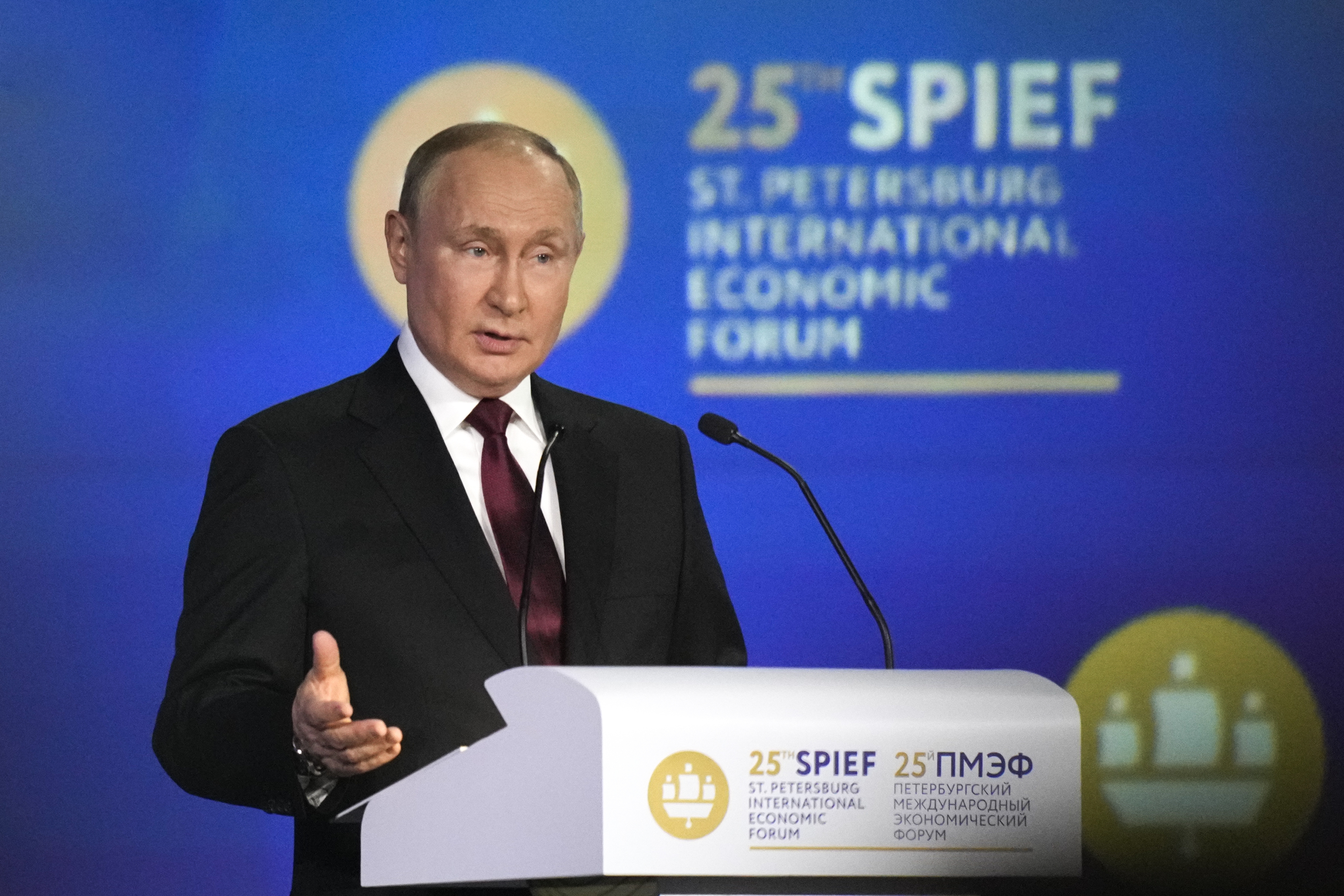 El presidente ruso, Vladimir Putin, hace un gesto mientras se dirige a una sesión plenaria del Foro Económico Internacional de San Petersburgo en San Petersburgo, Rusia, el viernes 17 de junio de 2022. Putin comenzó su discurso ante el Foro Económico Internacional de San Petersburgo con una larga denuncia de países que, según él, quieren debilitar a Rusia, incluido Estados Unidos, quien, dijo, "declararon la victoria en la Guerra Fría y más tarde llegaron a pensar en sí mismos como los propios mensajeros de Dios en el planeta Tierra." (Foto AP/D