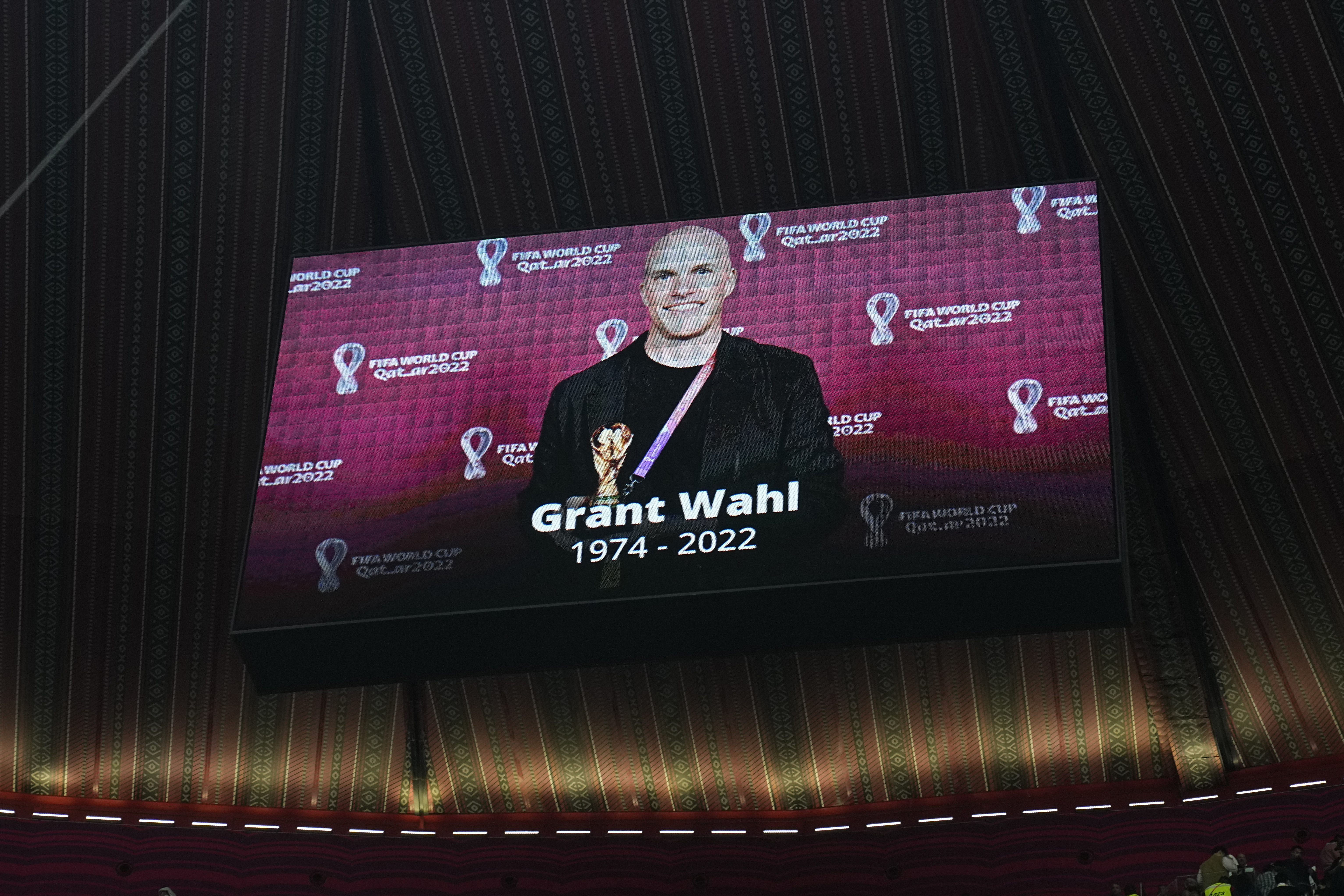 Un homenaje al periodista Grant Wahl se muestra en una pantalla antes del partido de fútbol de cuartos de final de la Copa Mundial entre Inglaterra y Francia, en el estadio Al Bayt en Al Khor, Qatar, el sábado 10 de diciembre de 2022.