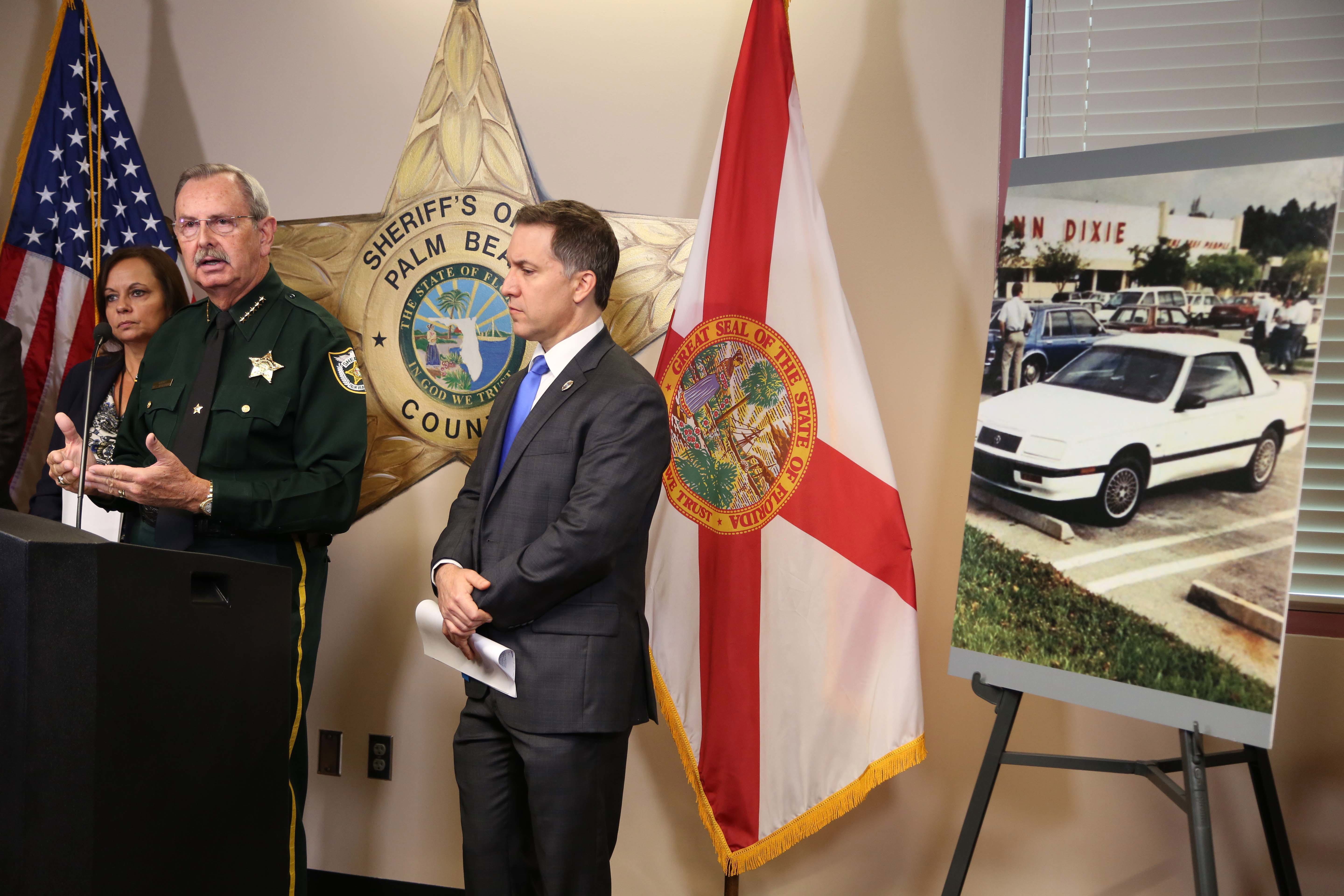 El sheriff del condado de Palm Beach, Ric Bradshaw, habla durante una conferencia de prensa para anunciar el arresto de Sheila Keen Warren, el jueves 28 de septiembre de 2017, en West Palm Beach, Florida. Los detectives del sheriff dicen que los avances en la tecnología del ADN llevaron al arresto en relación con la muerte a tiros de una mujer de Florida en 1990 por parte de un agresor vestido de payaso. Bradshaw dijo que sin los avances, los detectives no habrían podido vincular de manera concluyente a Sheila Keen Warren con el asesinato de Marlene Warren. (Amy Beth 